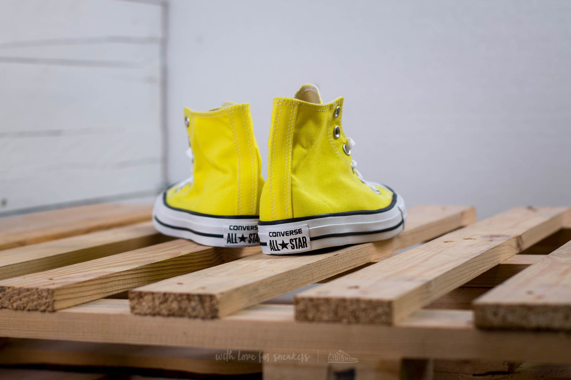 Fresh top yellow converse