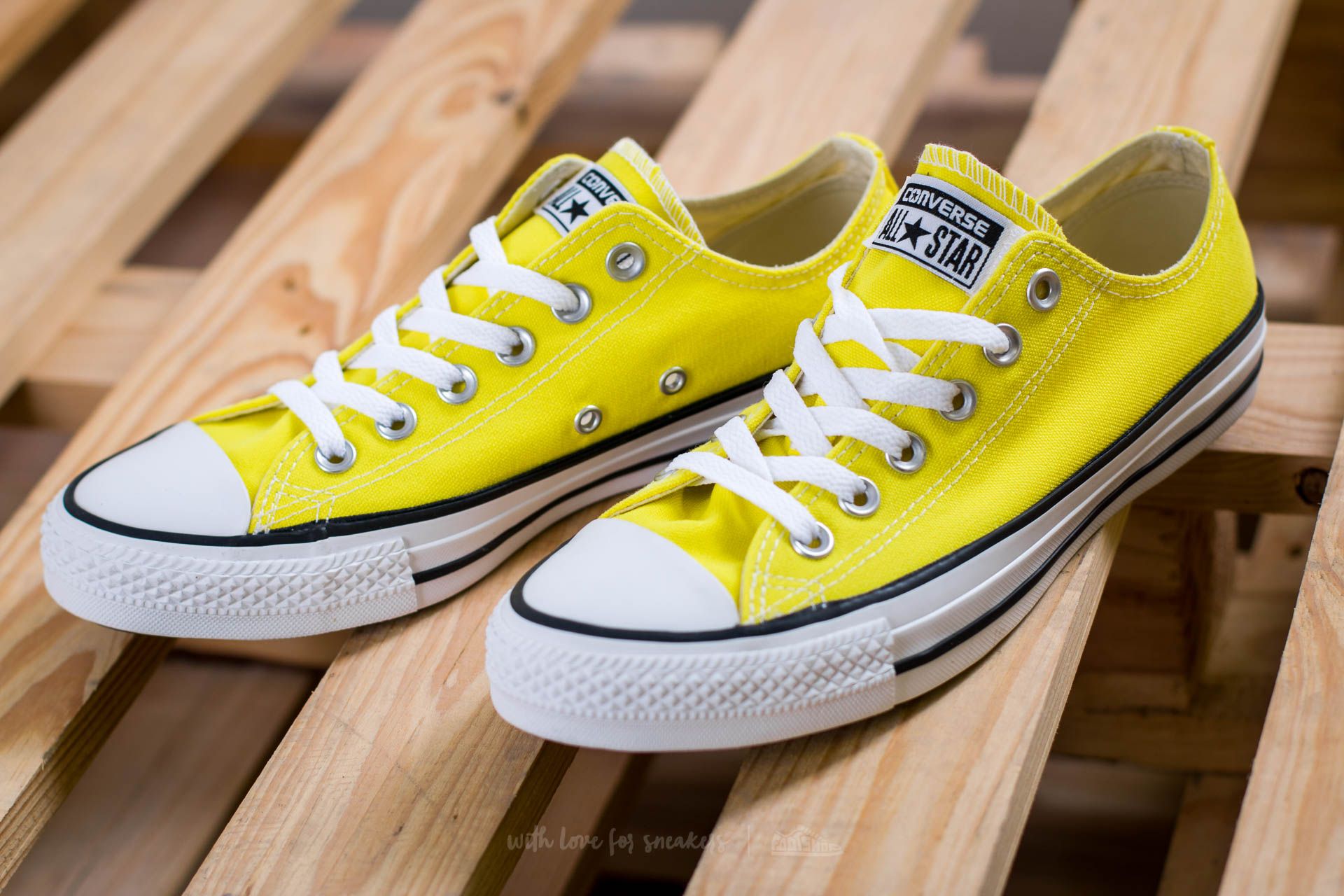 Fresh yellow converse clearance