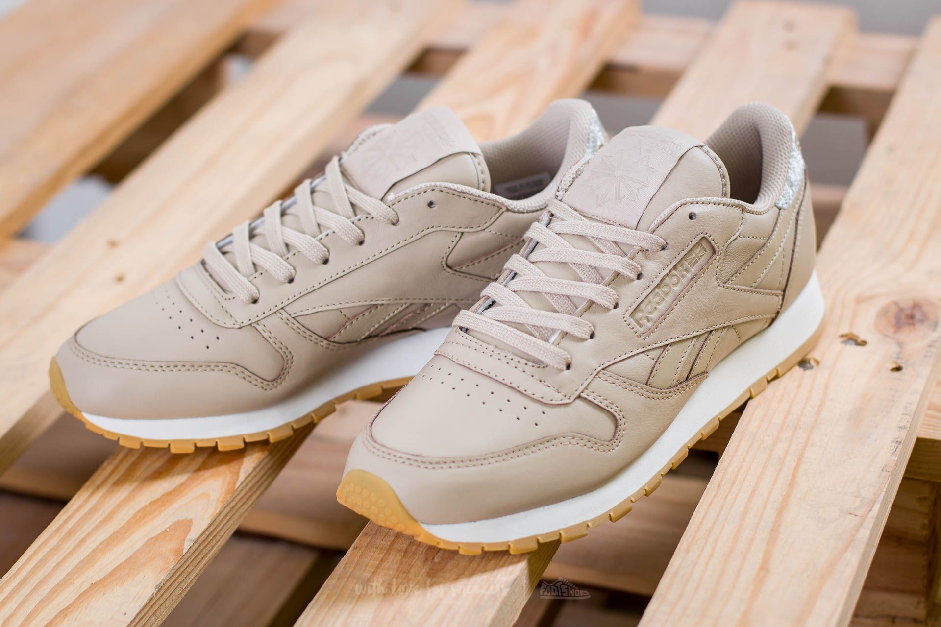 Women s shoes Reebok Classic Leather Met Diamond W Oatmeal Chalk Gum Footshop