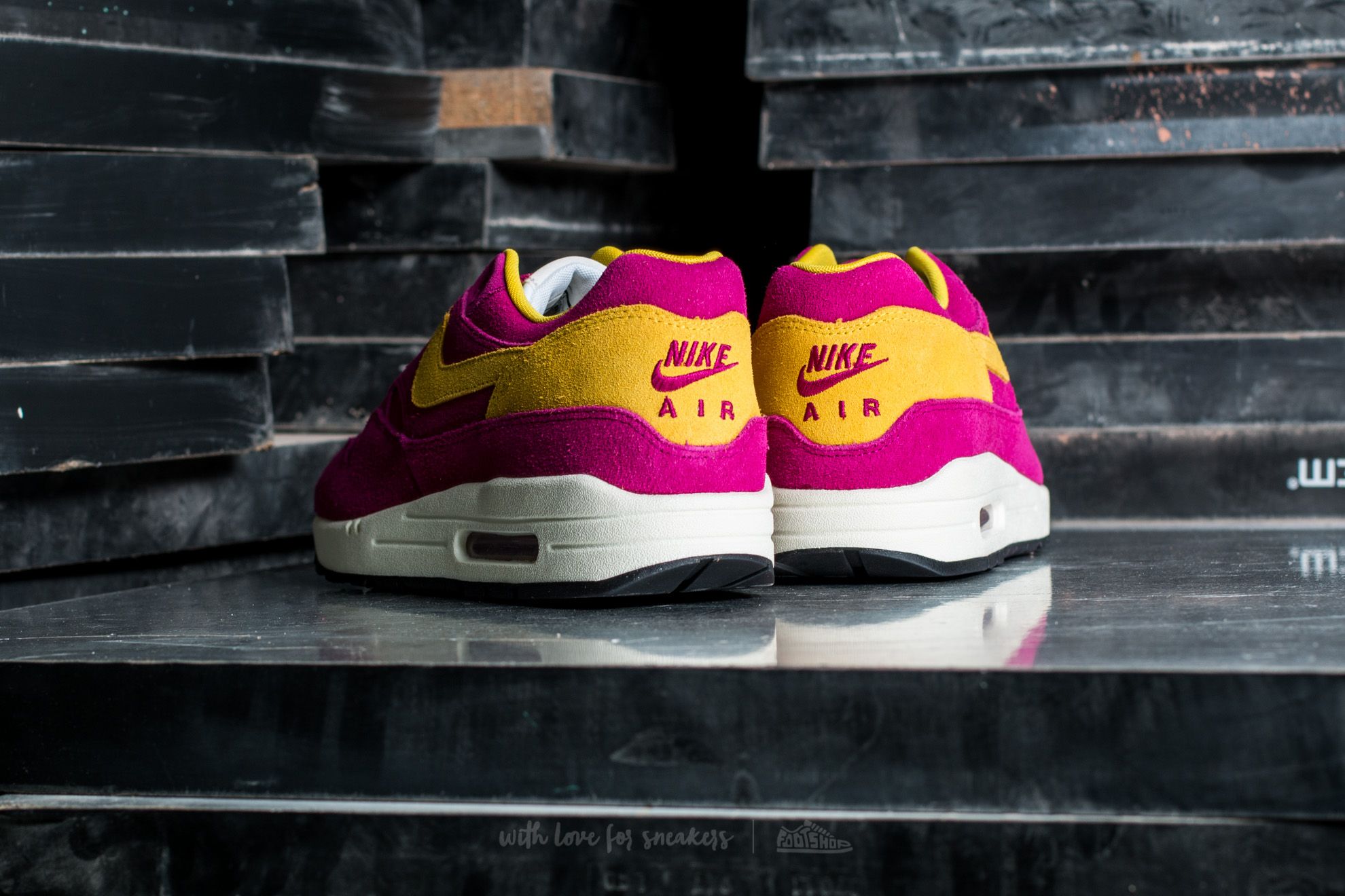 Nike air max 1 premium dynamic berry clearance