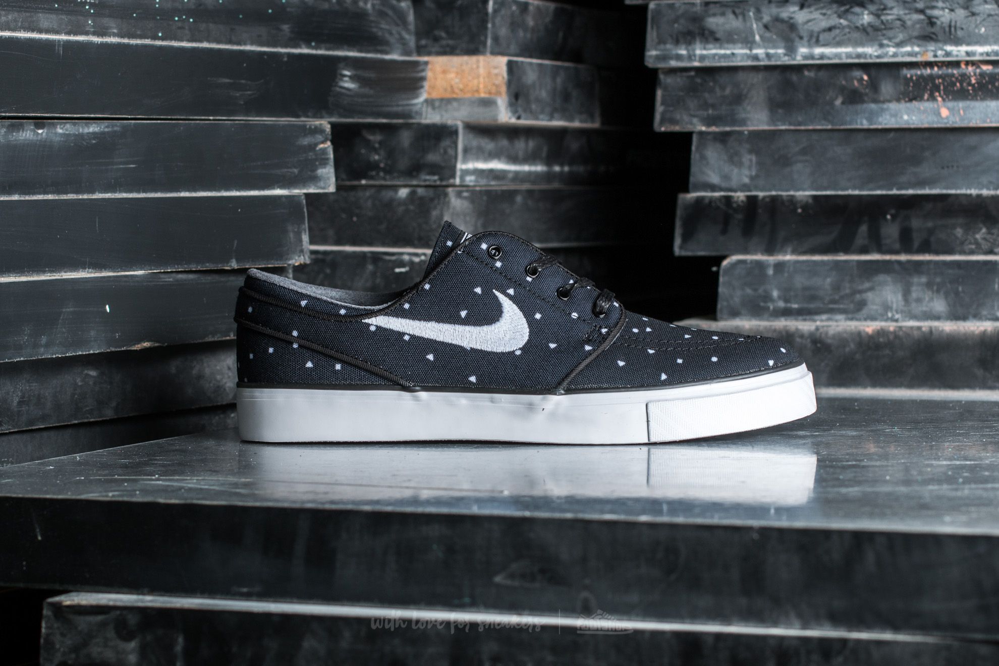 Janoski black and white canvas hotsell