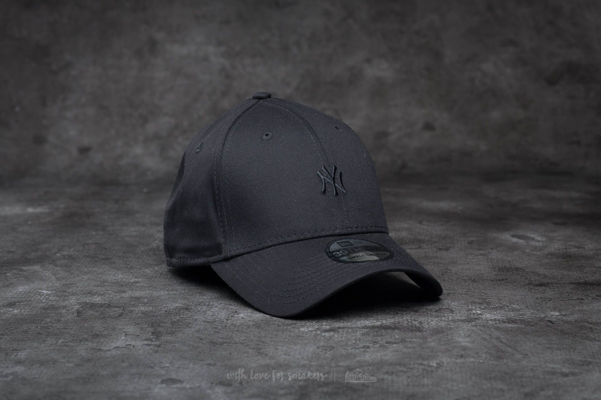 Fitted New Era 39Thirty Mini Logo Essential New York Yankees Cap - Main Image