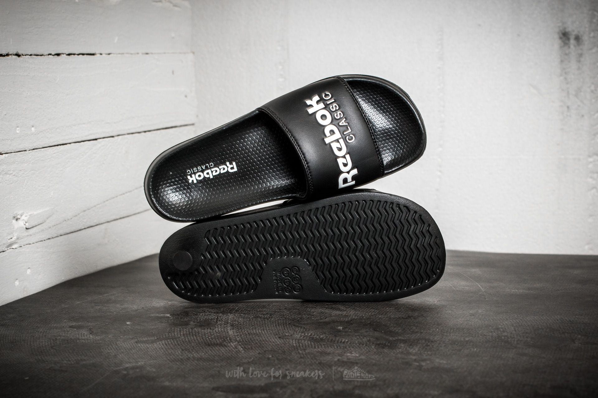 Men s shoes Reebok Classic Slide Black White Footshop