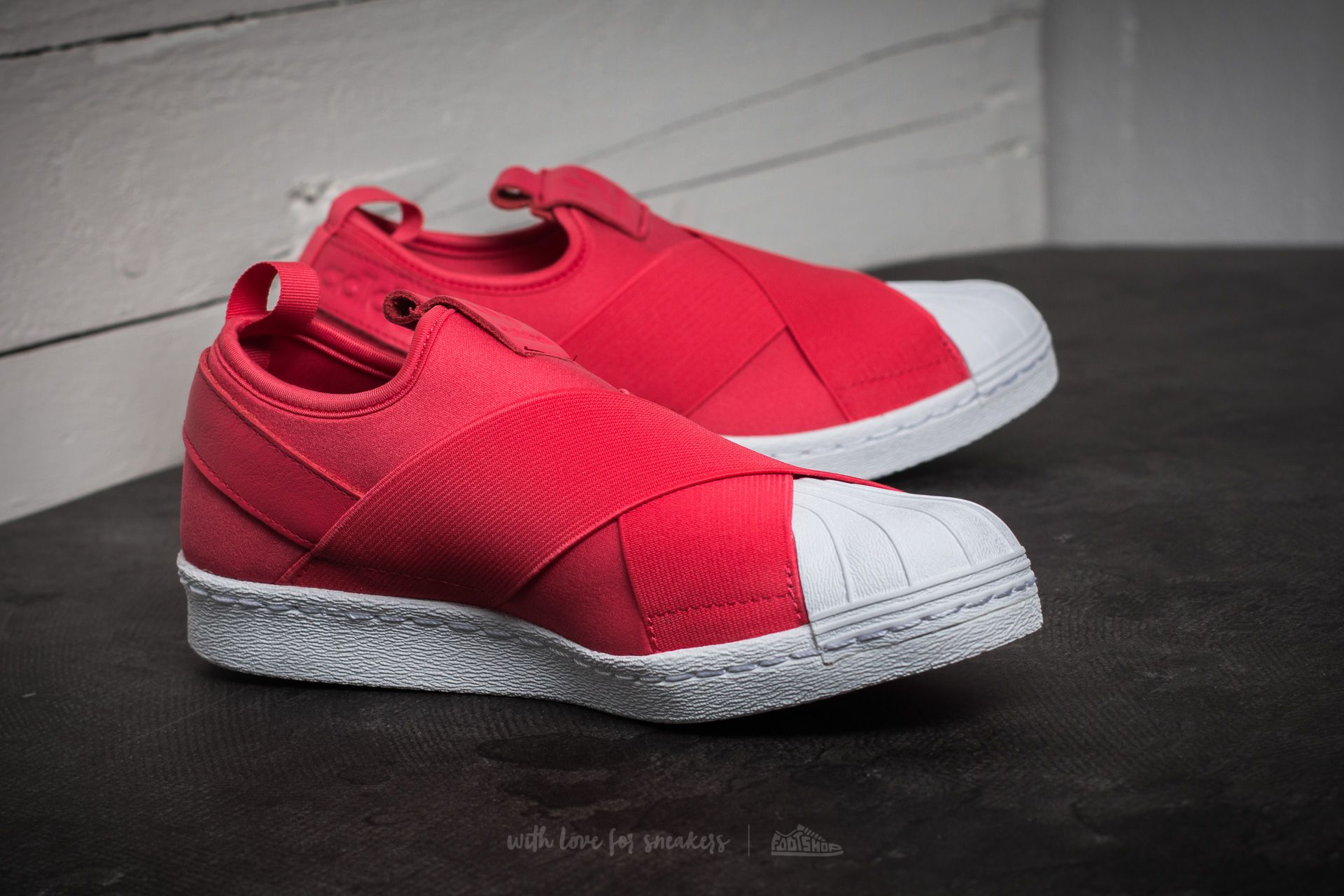 Adidas slip on rojas sales