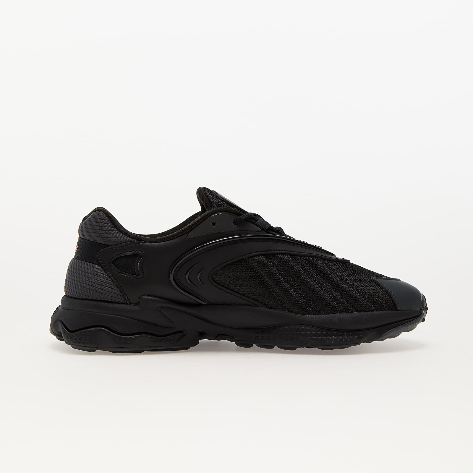 Miesten kengät adidas Oztral Core Black/ Silver Metallic/ Solid Red