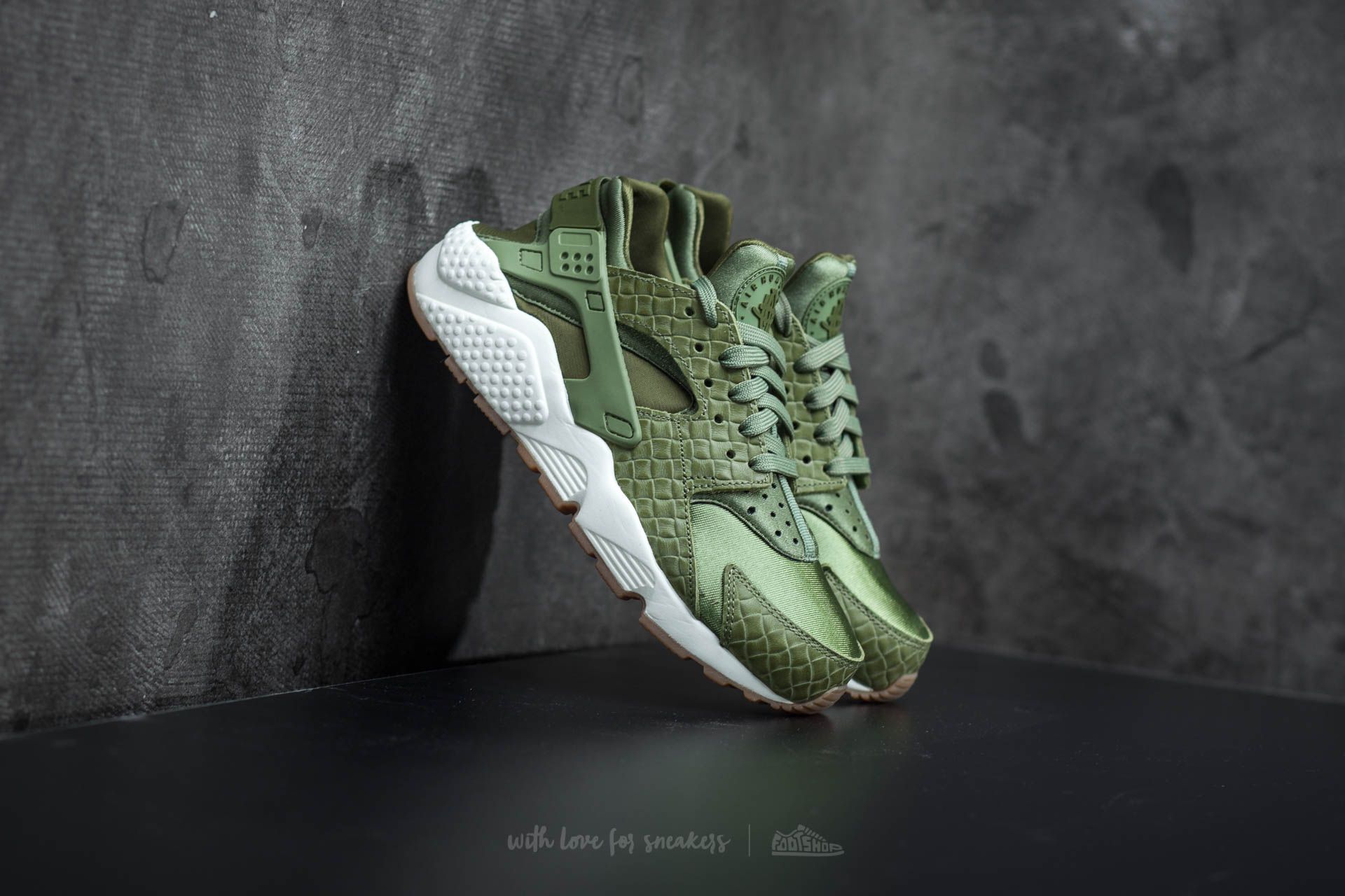 Women s shoes Nike Wmns Air Huarache Run Premium Palm Green Legion Green Sail Footshop