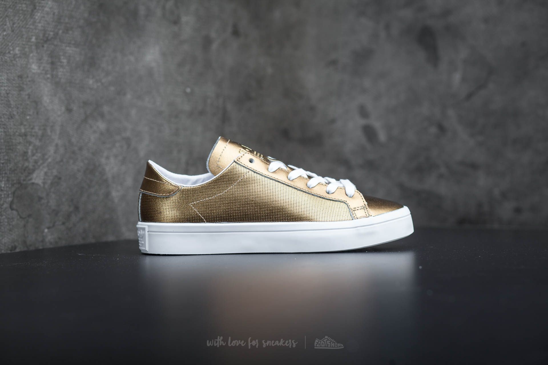 Adidas court cheap vantage gold