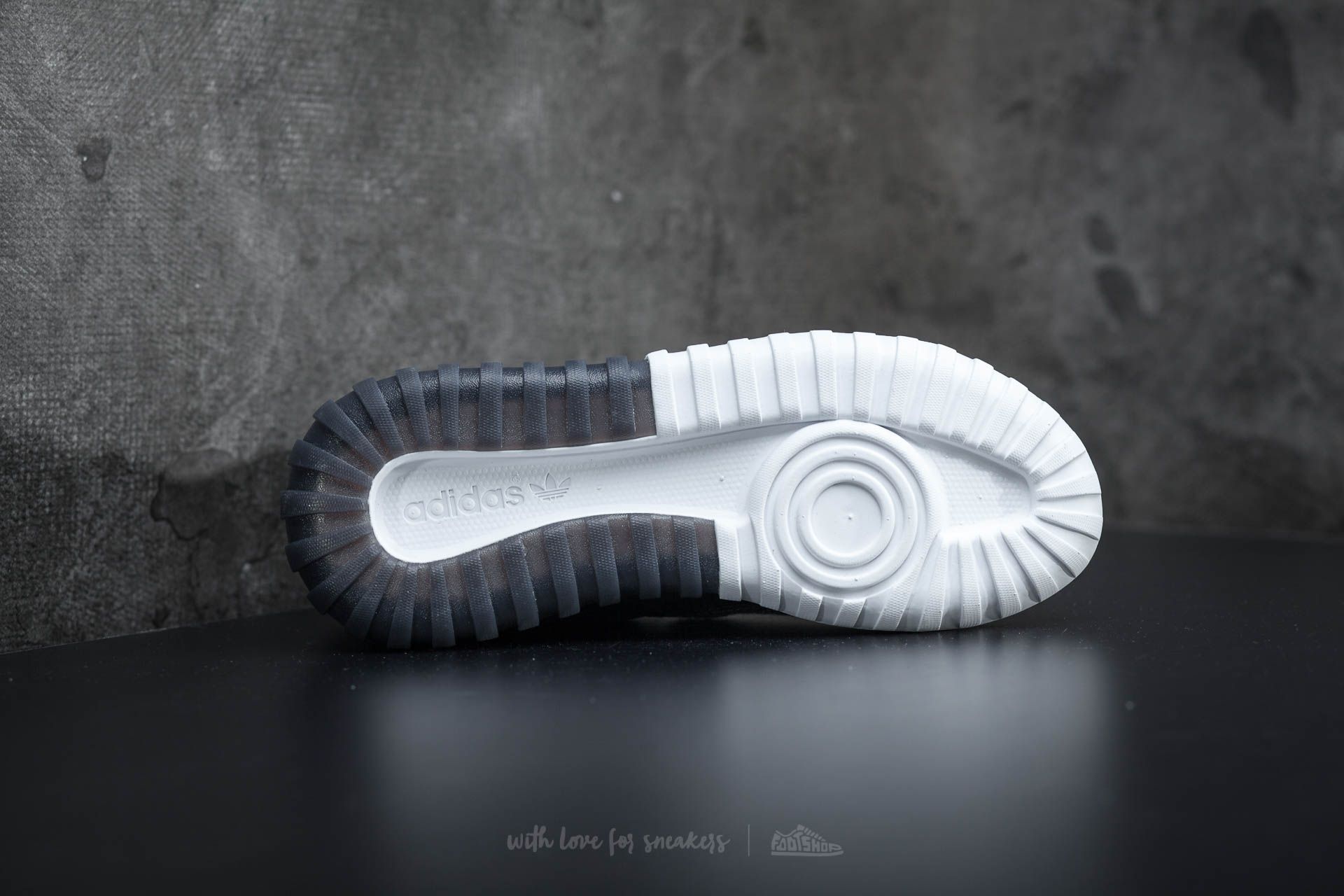 Încălțăminte și sneakerși pentru bărbați adidas Tubular X Primeknit Core Black/ Dark Grey/ Charcoal Solid Grey