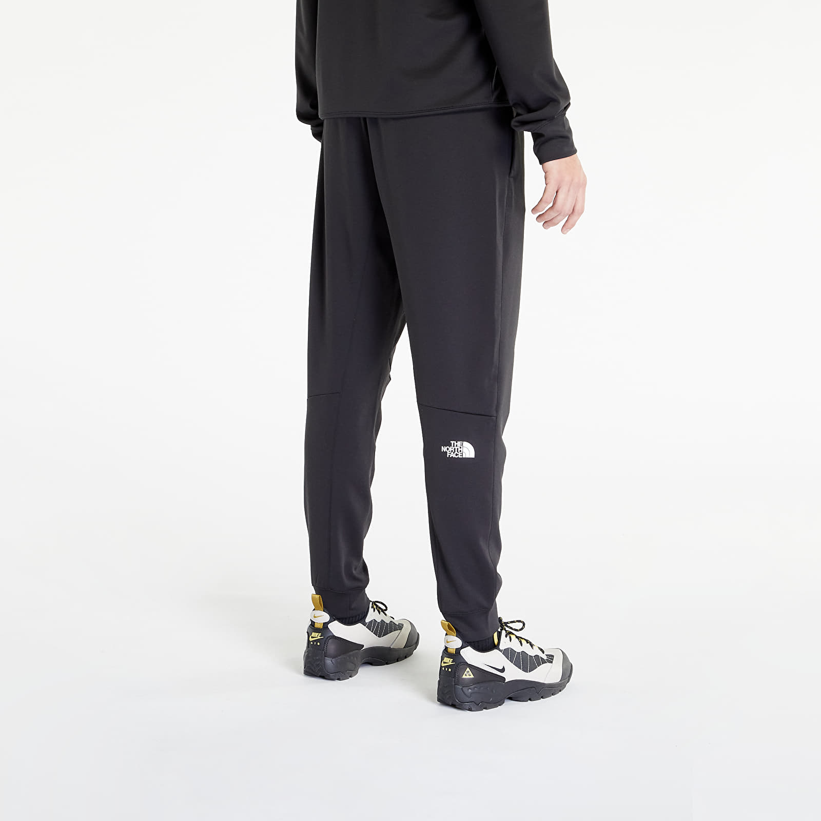 Tnf joggers deals