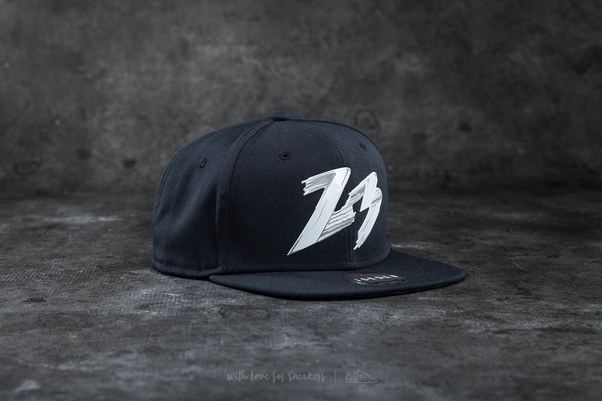 Шапки Air Jordan 8 Snapback Black/ White