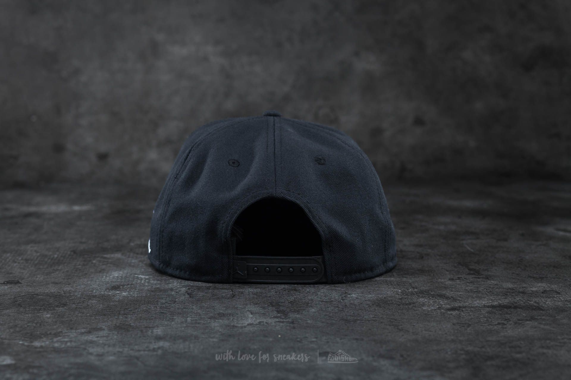 Шапки Air Jordan 8 Snapback Black/ White