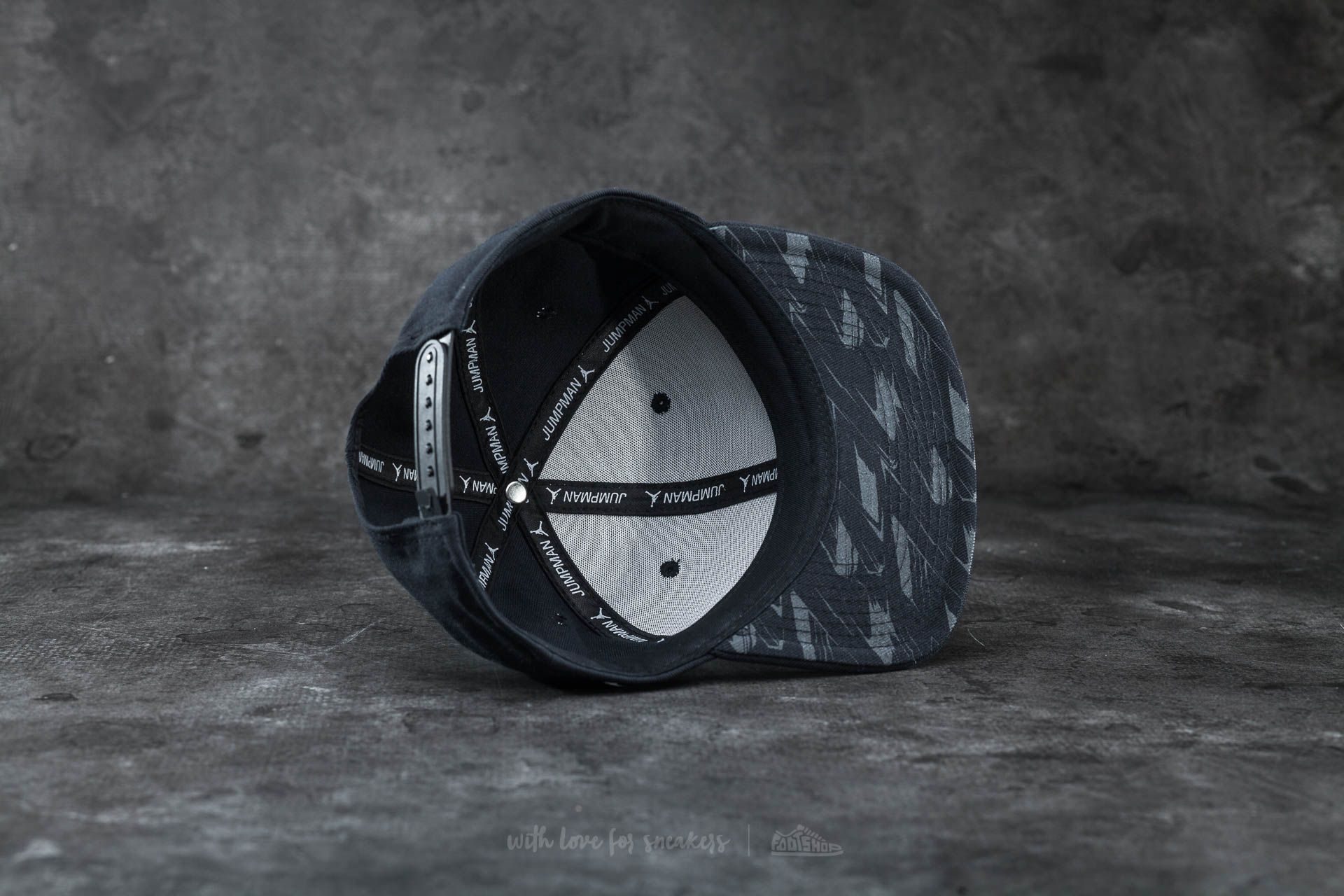 Шапки Air Jordan 8 Snapback Black/ White