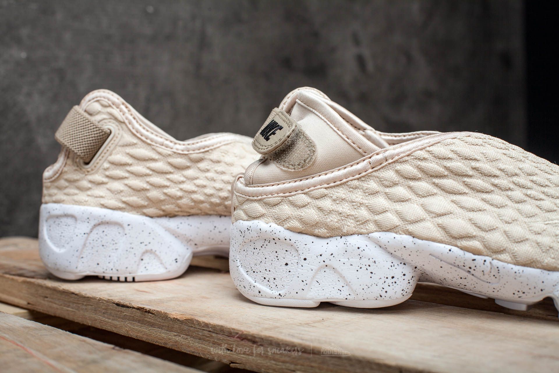 Women s shoes Nike Wmns Rift Wrap SE Oatmeal Khaki Black Footshop