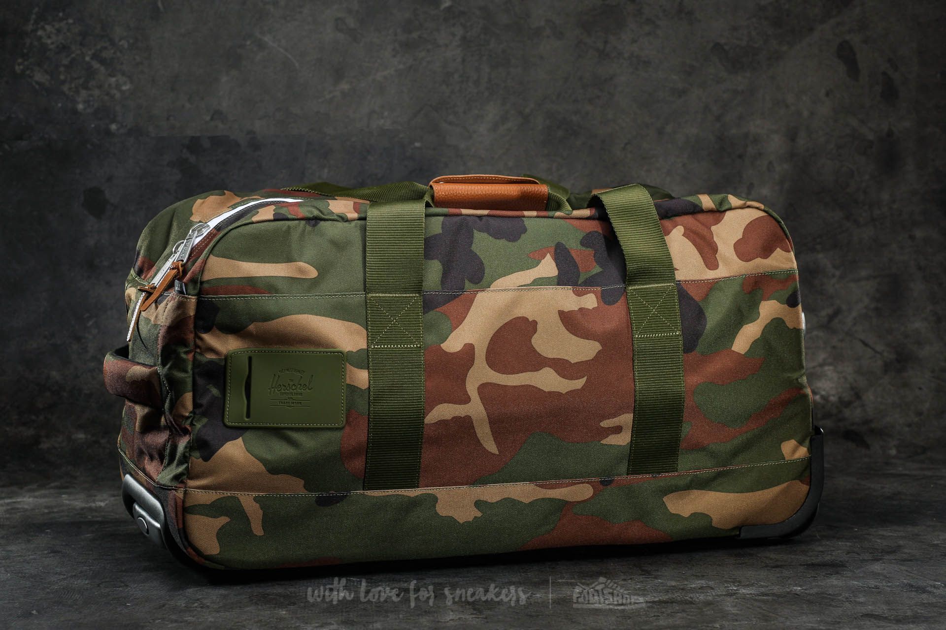 Batohy a tašky Herschel Supply Co. Wheelie Outfitter Travel Bag Woodland Camo