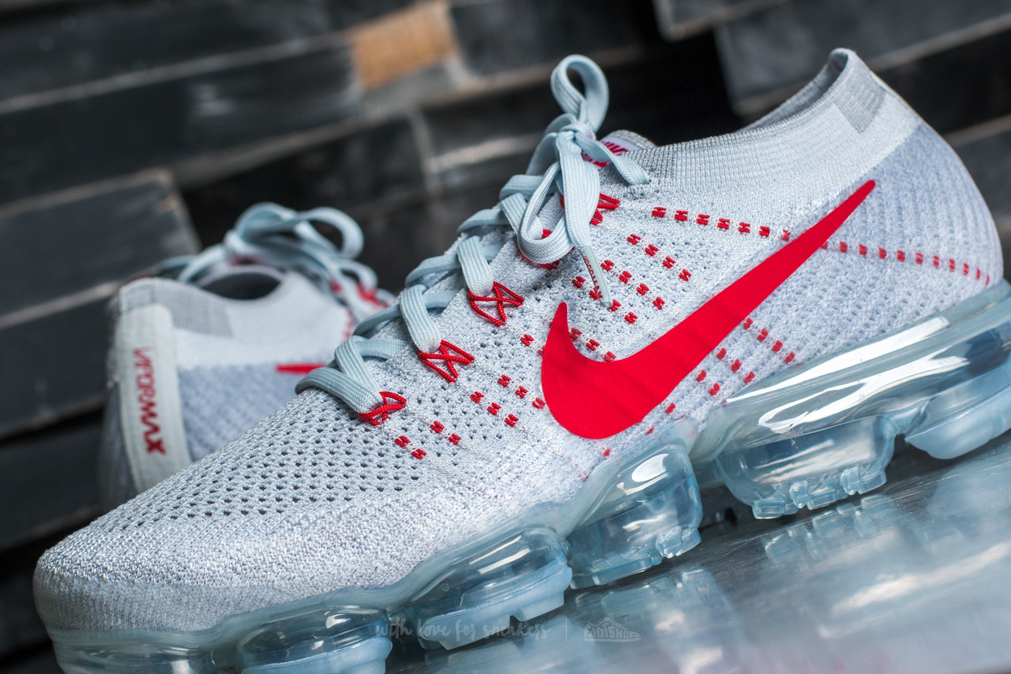 Nike vapormax platinum red top