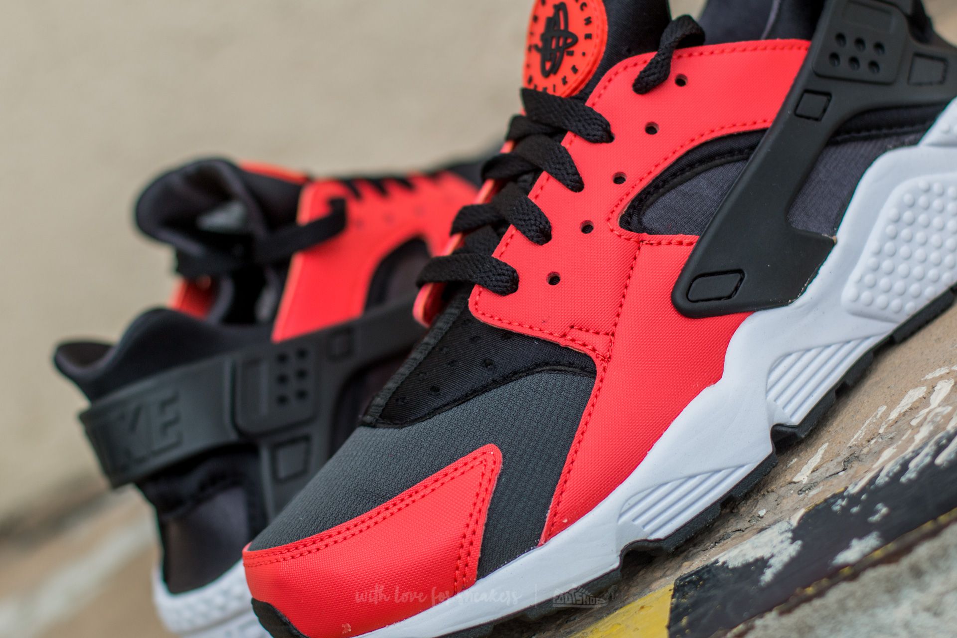 Huaraches black hotsell and orange