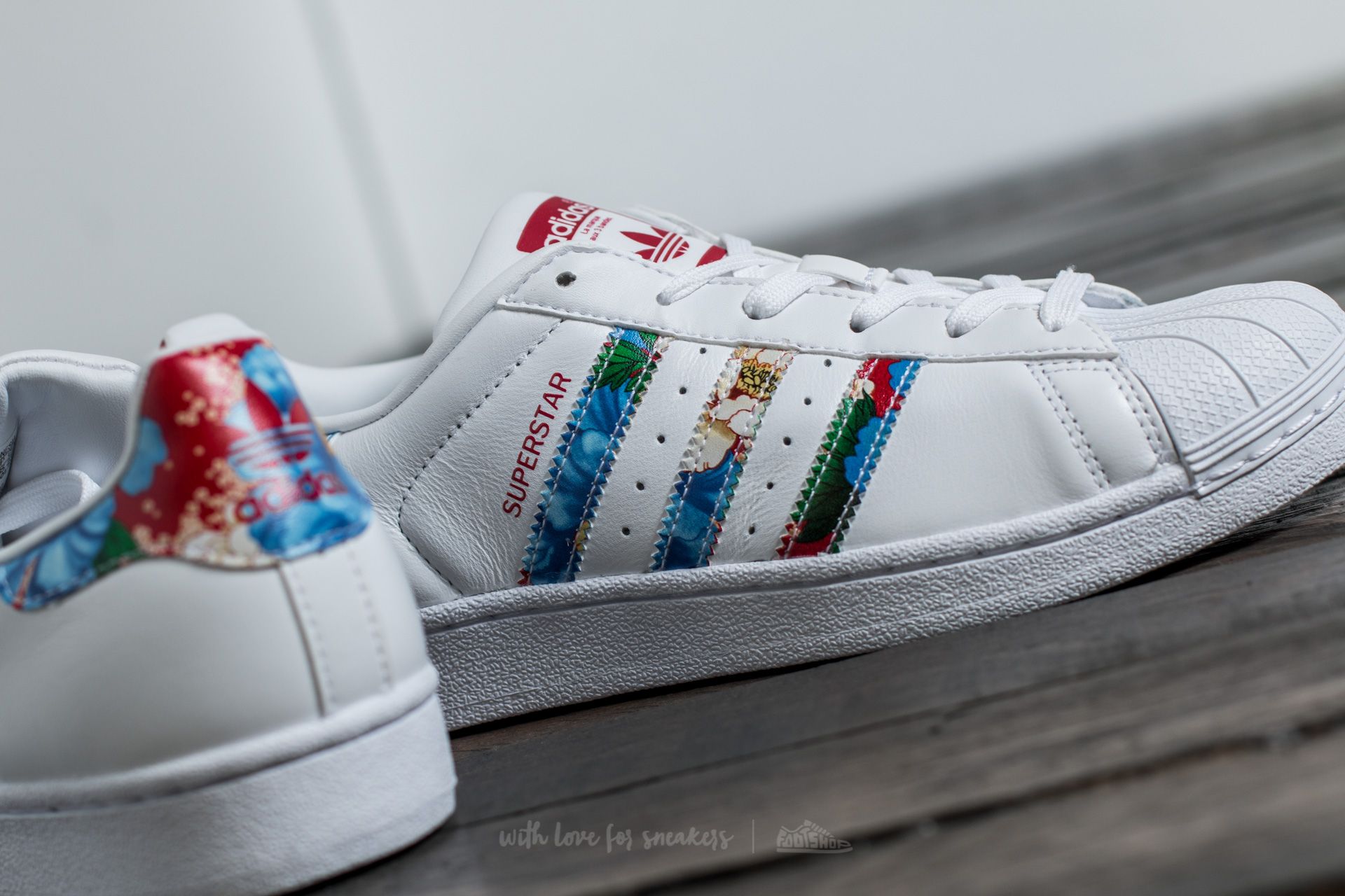 Sapatos de mulher adidas Superstar W Ftw White/ Ftw White/ Power Red
