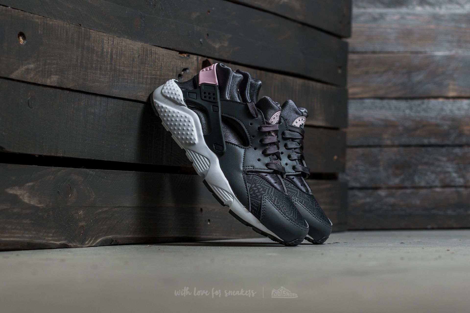 Women s shoes Nike Huarache Run SE GS Dark Grey Anthracite