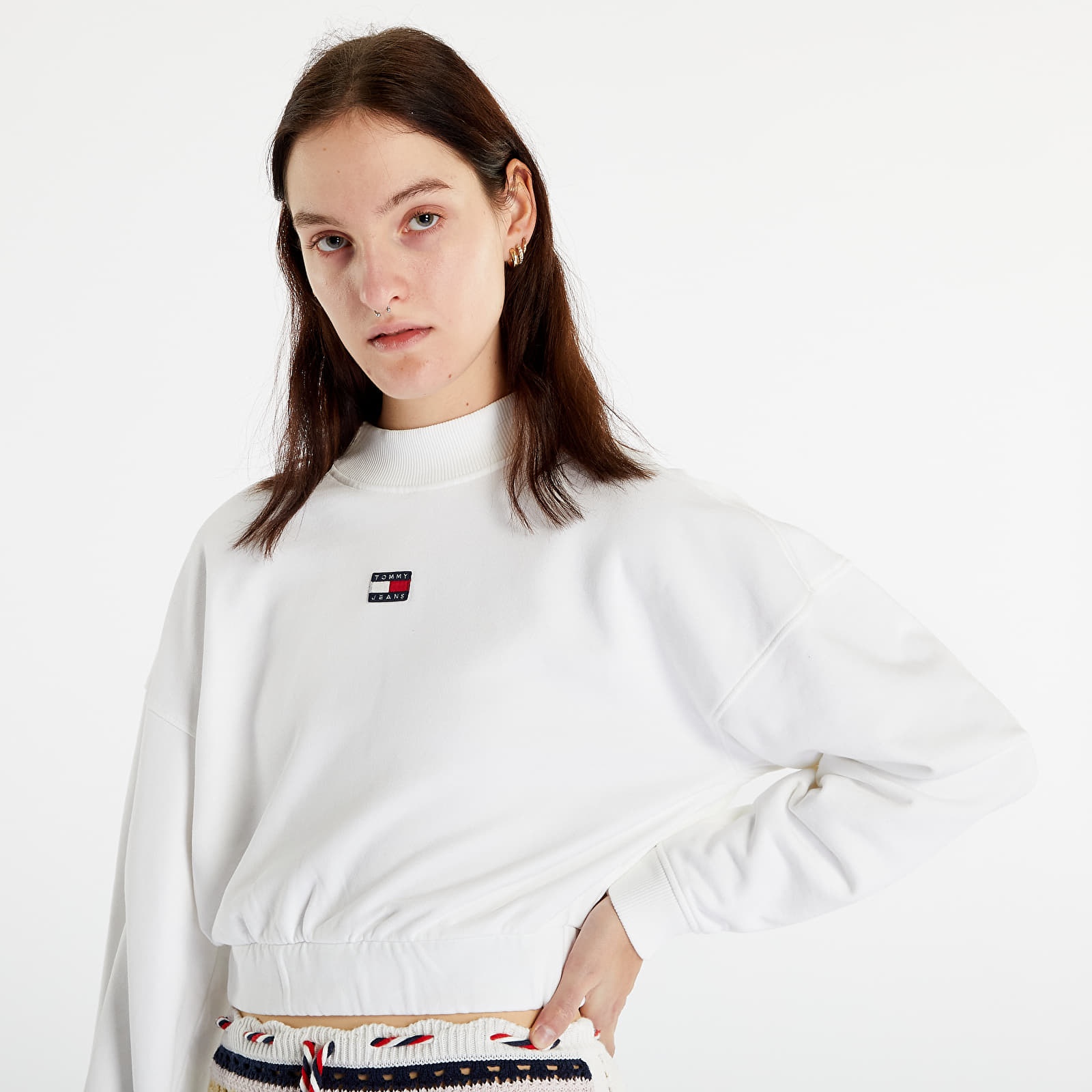 Hupparit ja collegepaidat Tommy Jeans Boxy Crop Badge Hoodie White
