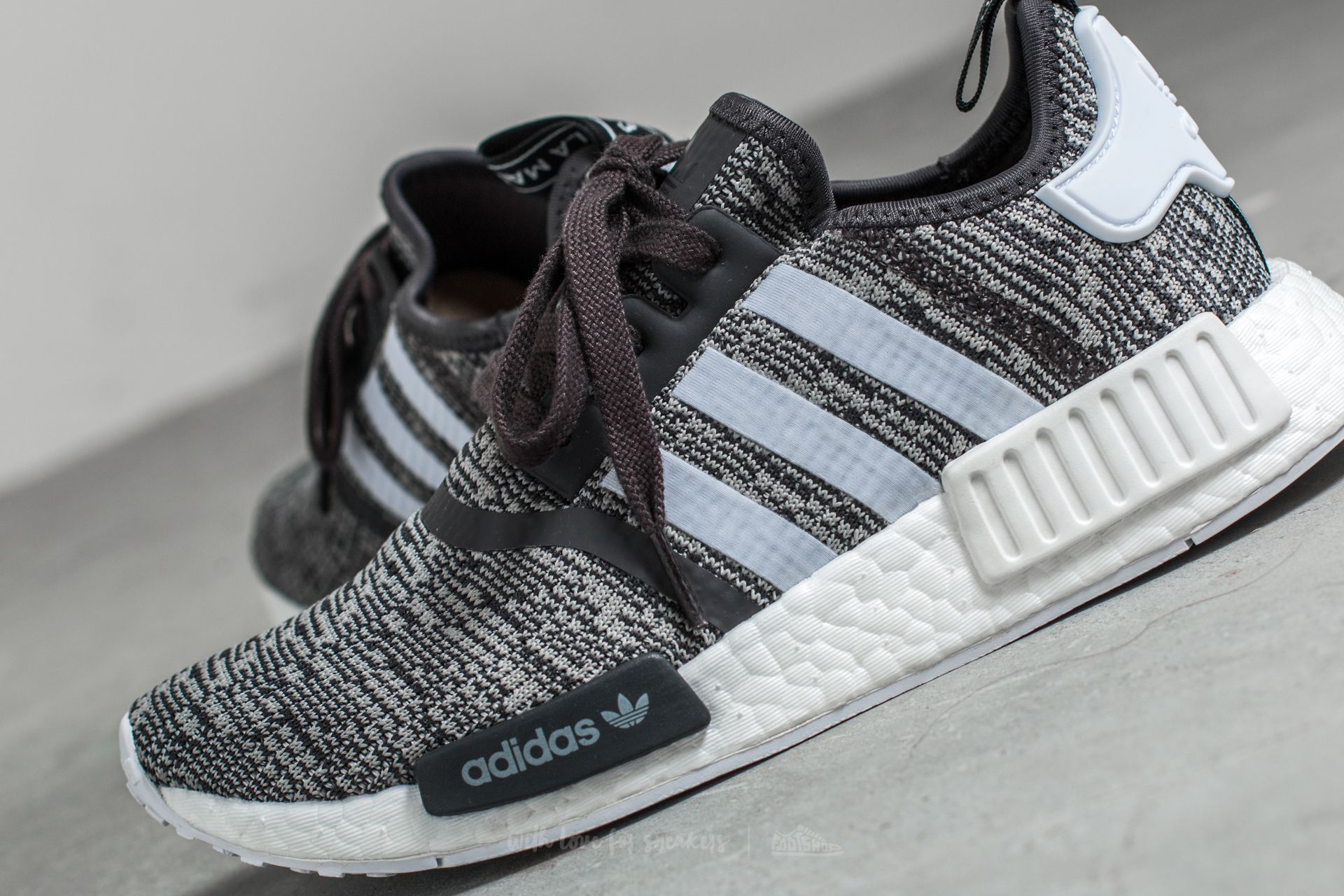 Damen Sneaker und Schuhe adidas NMD R1 W Utility Black Ftw White Medium Grey Heather Solid Grey Footshop