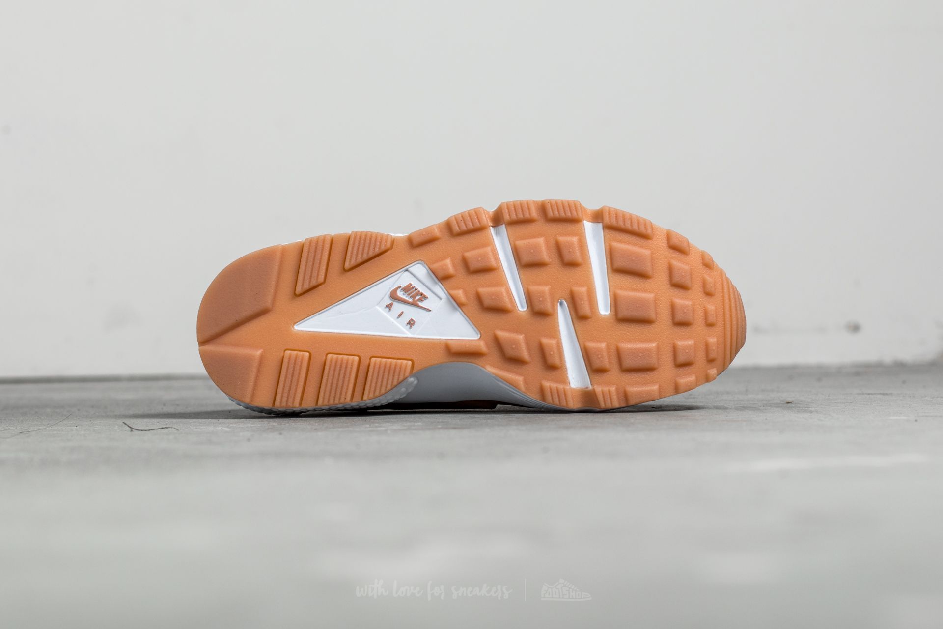Nike wmns air huarache run dusted deals clay/white/gum yellow