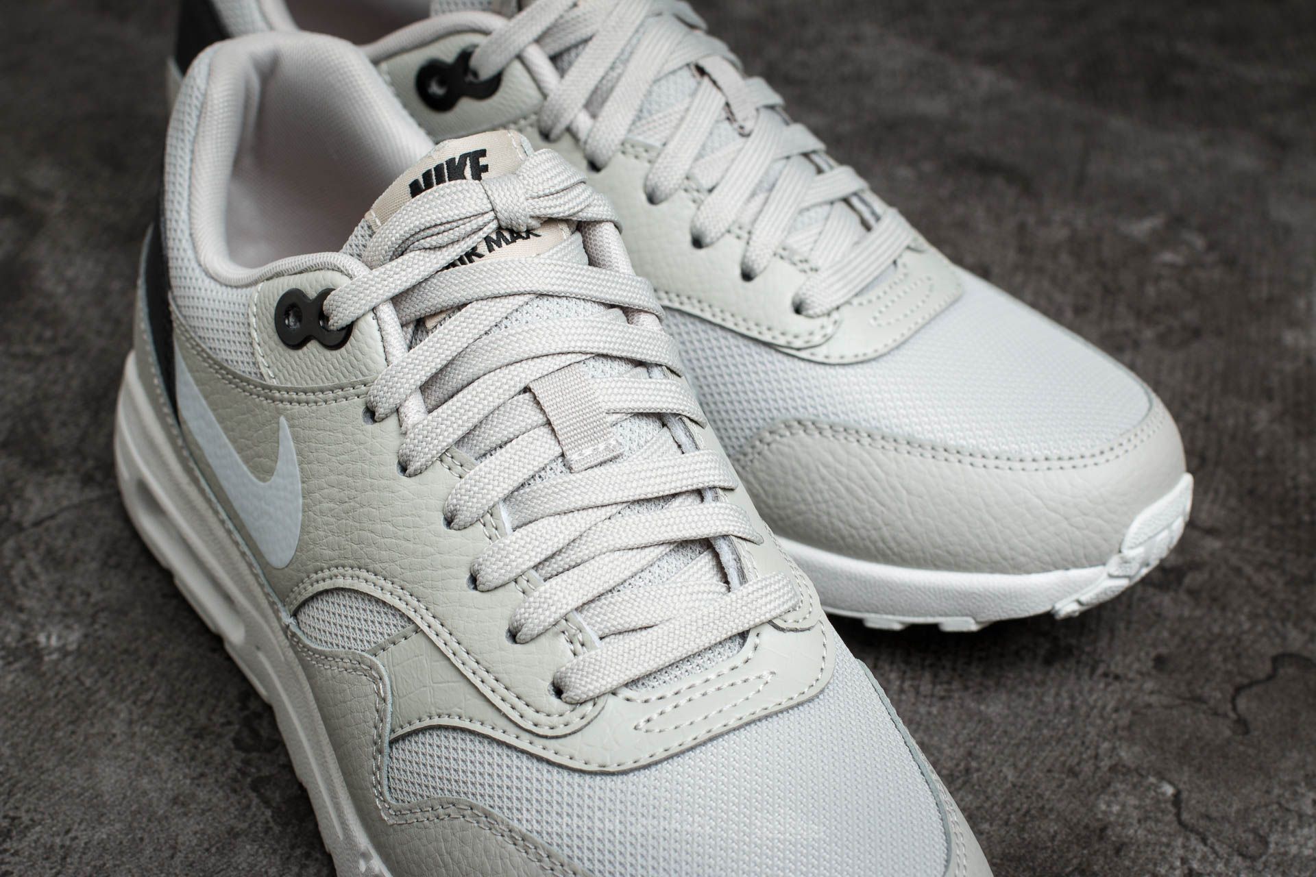 air max 1 vast grey on feet