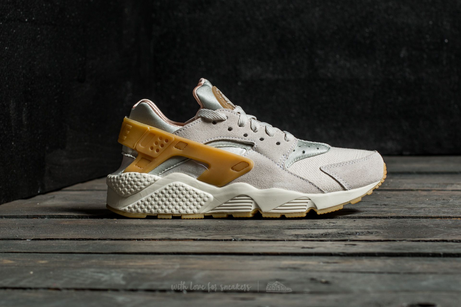 Men s shoes Nike Air Huarache Run SE Phantom Gum Yellow Light Bone Footshop