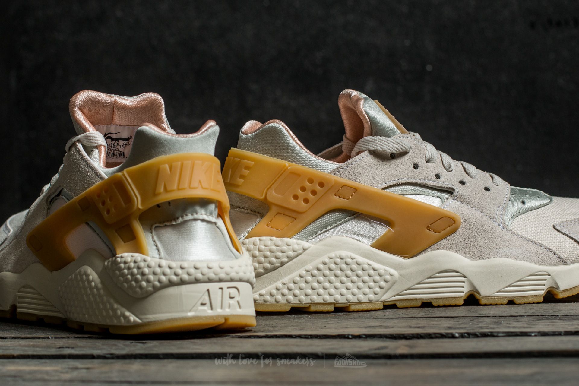 Men s shoes Nike Air Huarache Run SE Phantom Gum Yellow Light Bone Footshop