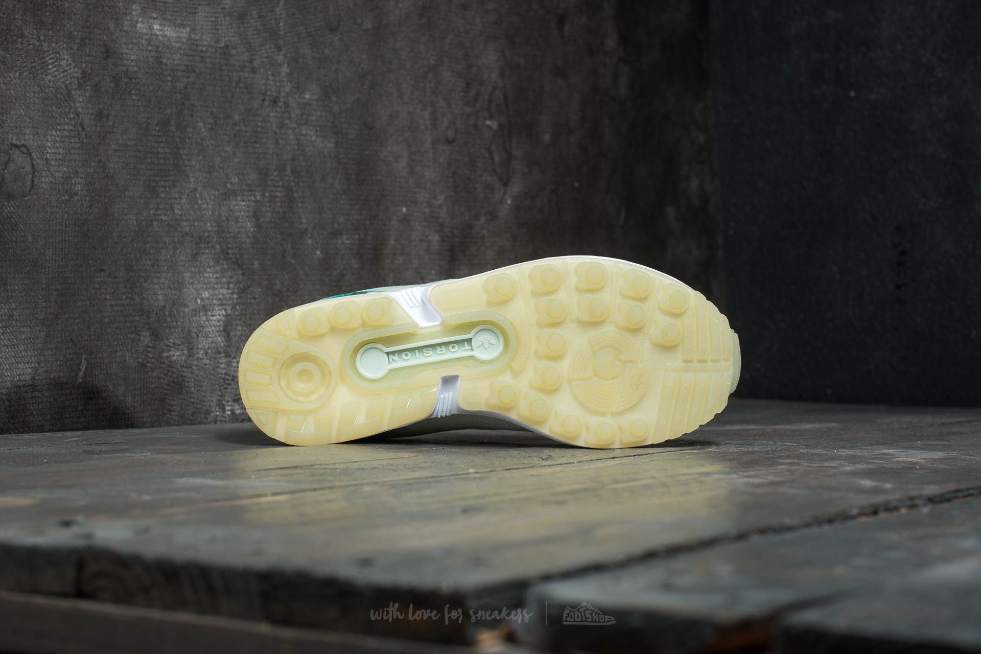 Women s shoes adidas ZX Flux W Linen Green Linen Green Ftw White