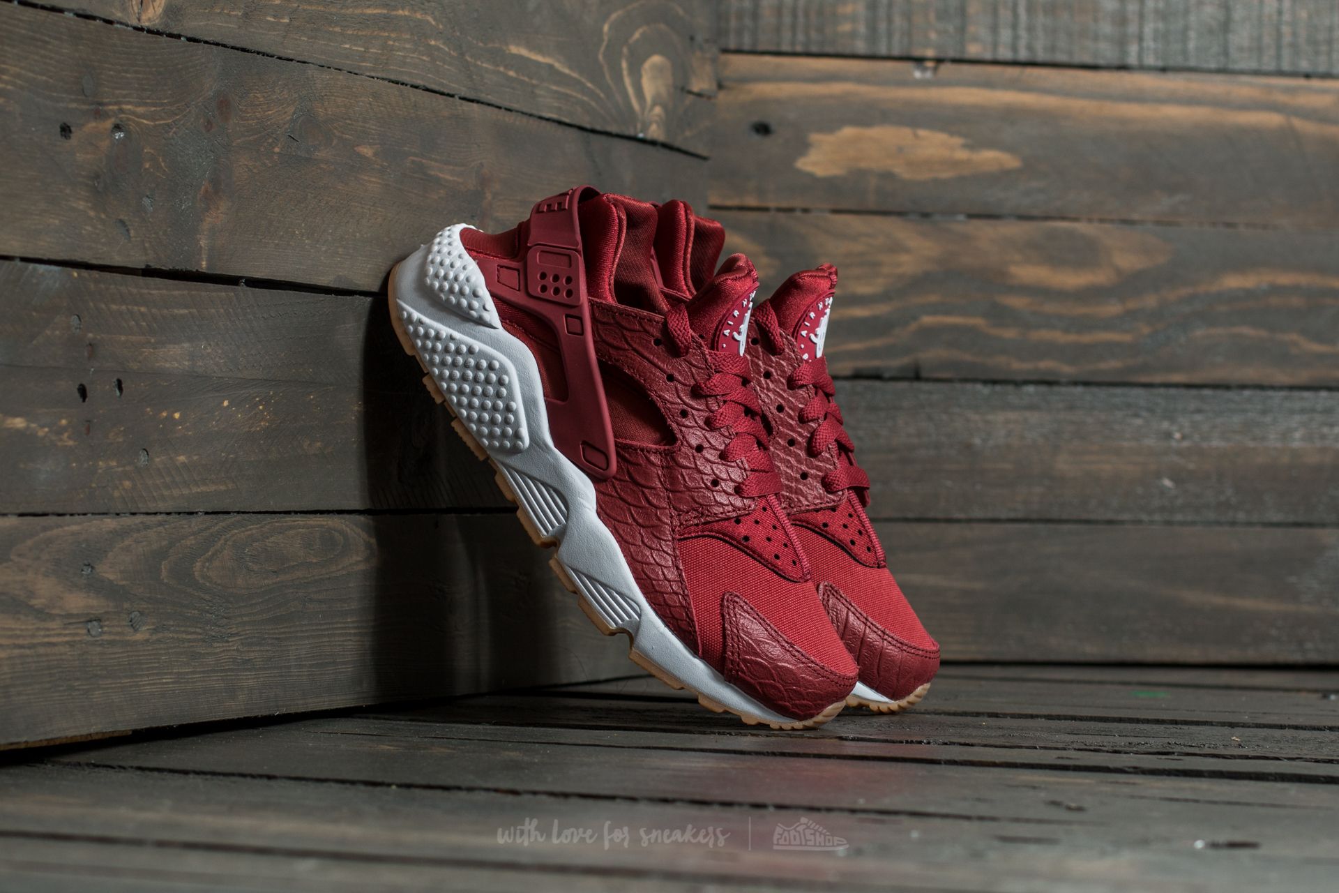 Nike wmns air huarache run se 2025