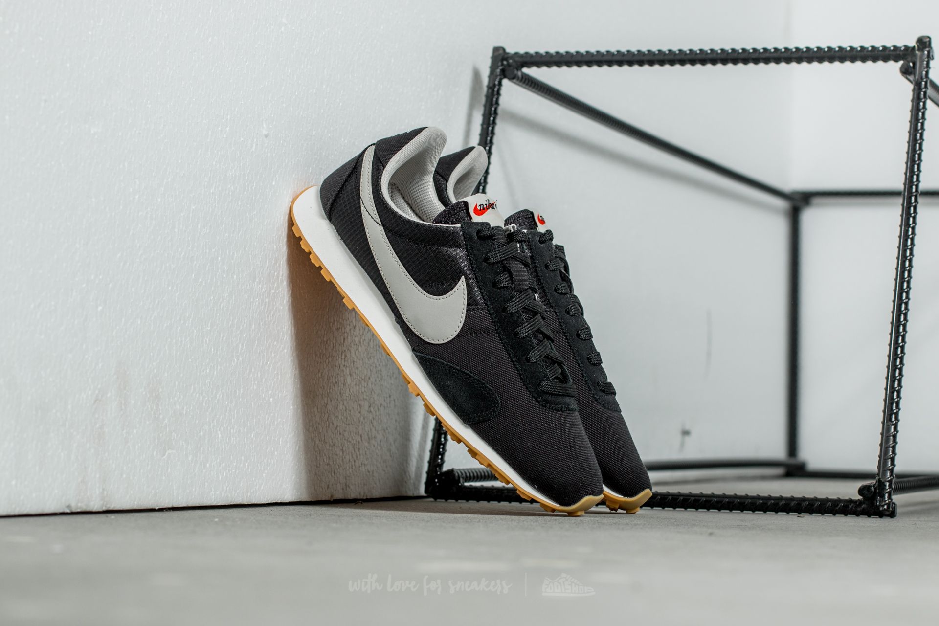 Women s shoes Nike W Premium Montreal Racer VNTG Black Pale Grey