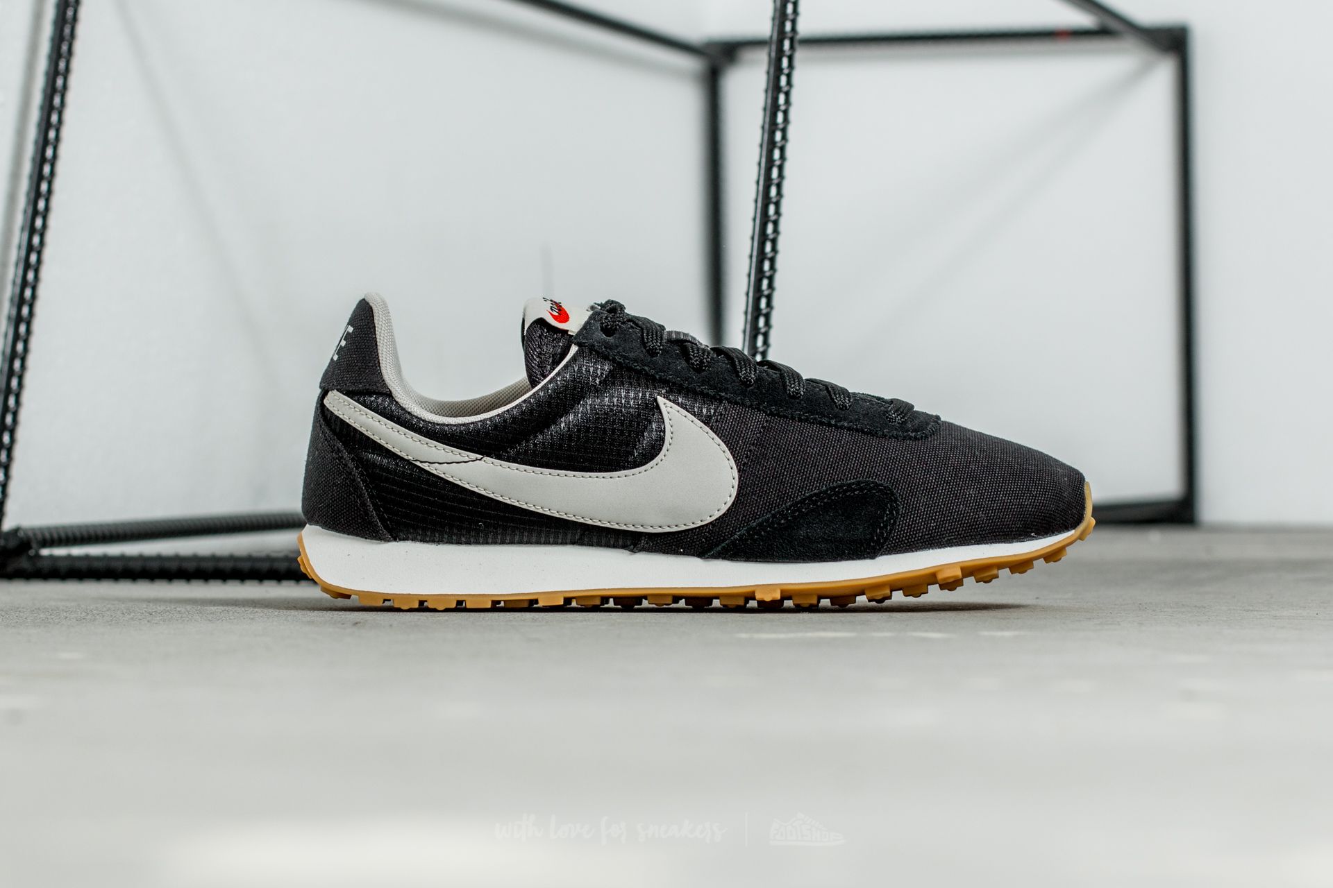 Дамски кецове и обувки Nike W Premium Montreal Racer VNTG Black/ Pale Grey-Sail