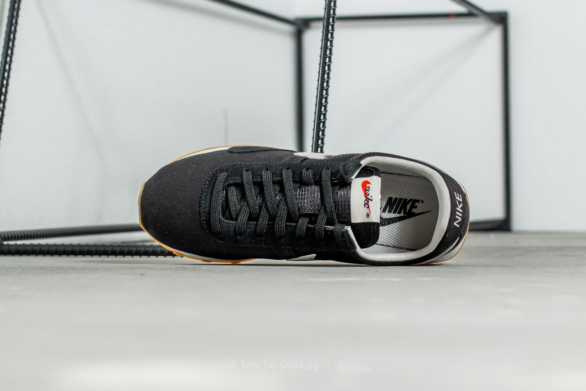 Дамски кецове и обувки Nike W Premium Montreal Racer VNTG Black/ Pale Grey-Sail