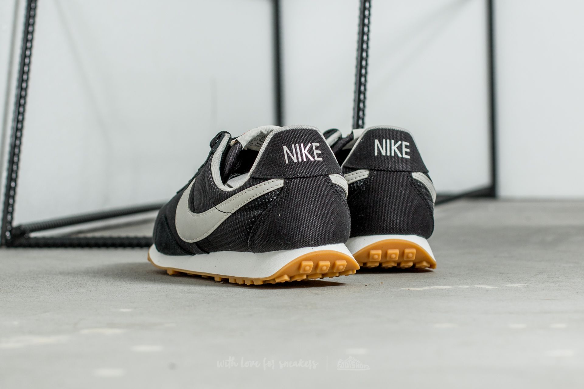 Дамски кецове и обувки Nike W Premium Montreal Racer VNTG Black/ Pale Grey-Sail