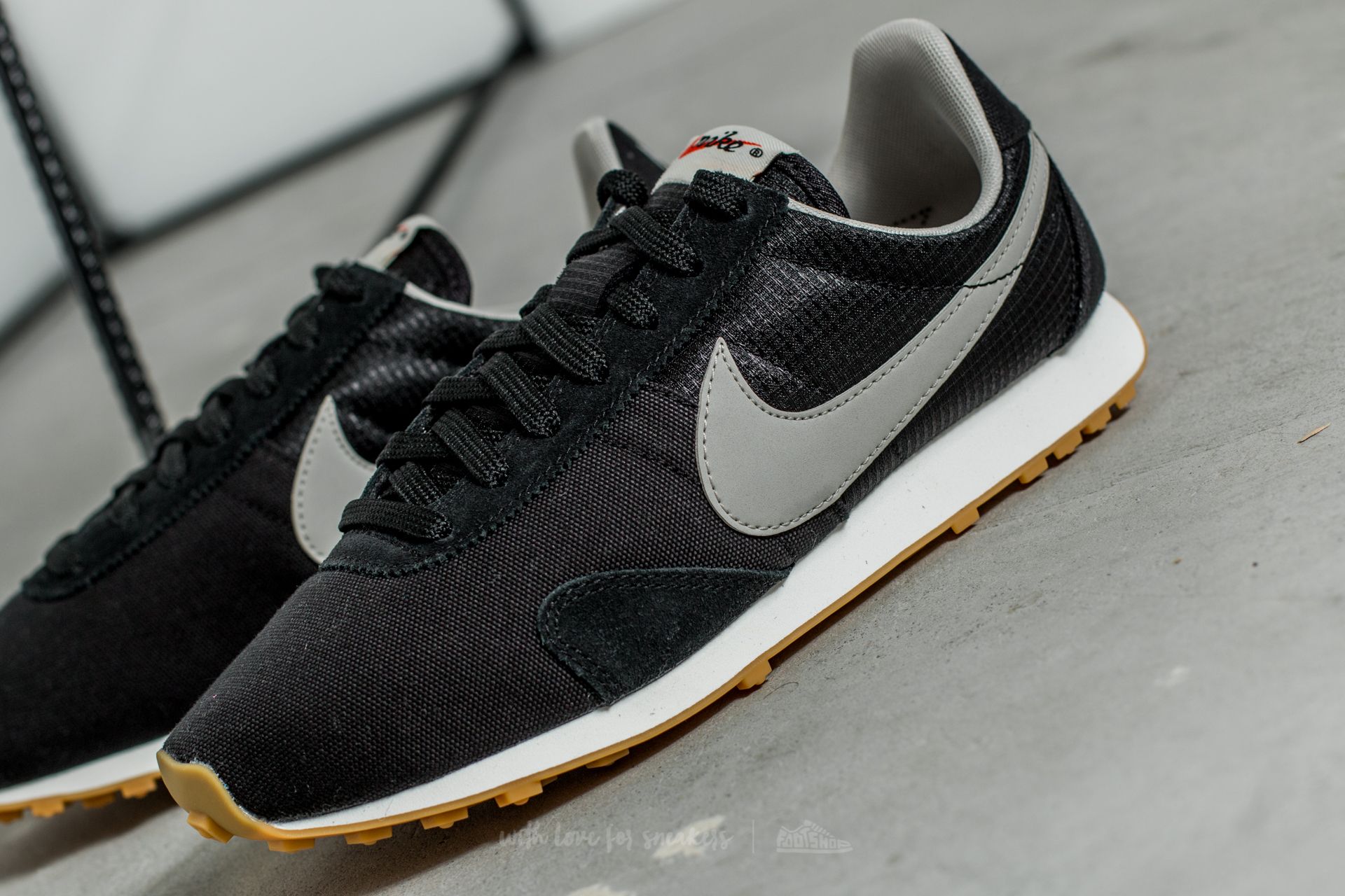 Дамски кецове и обувки Nike W Premium Montreal Racer VNTG Black/ Pale Grey-Sail