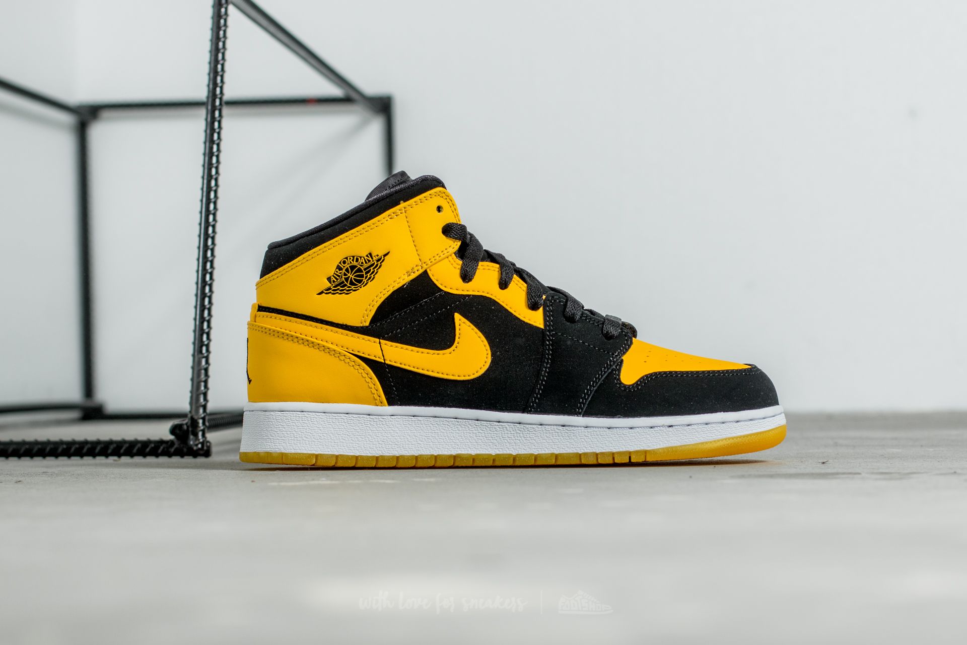Skor för kvinnor Air Jordan 1 Mid BG Black/ Varsity Maize-White
