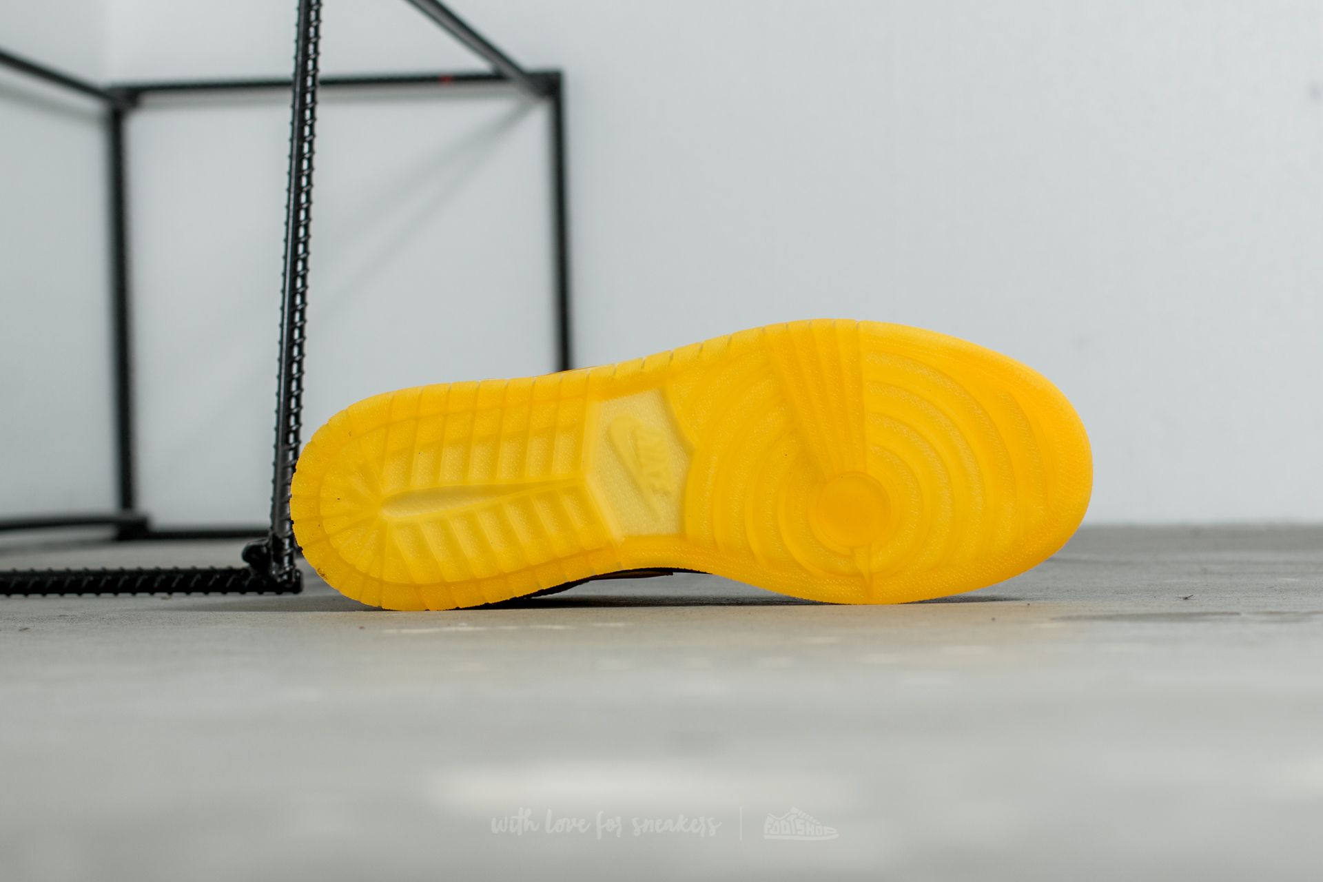 Skor för kvinnor Air Jordan 1 Mid BG Black/ Varsity Maize-White