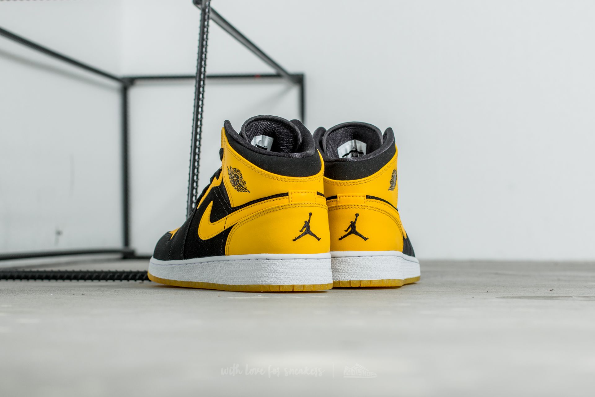 Jordan retro 1 mid new love best sale