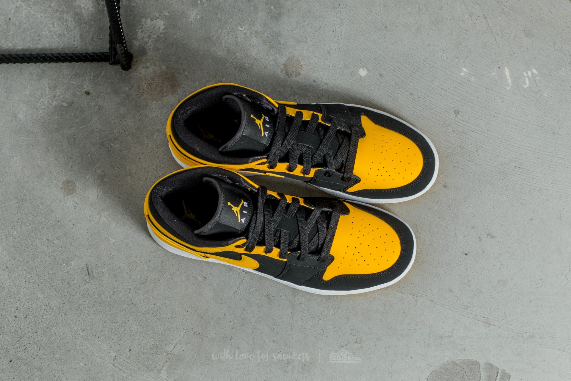 Skor för kvinnor Air Jordan 1 Mid BG Black/ Varsity Maize-White
