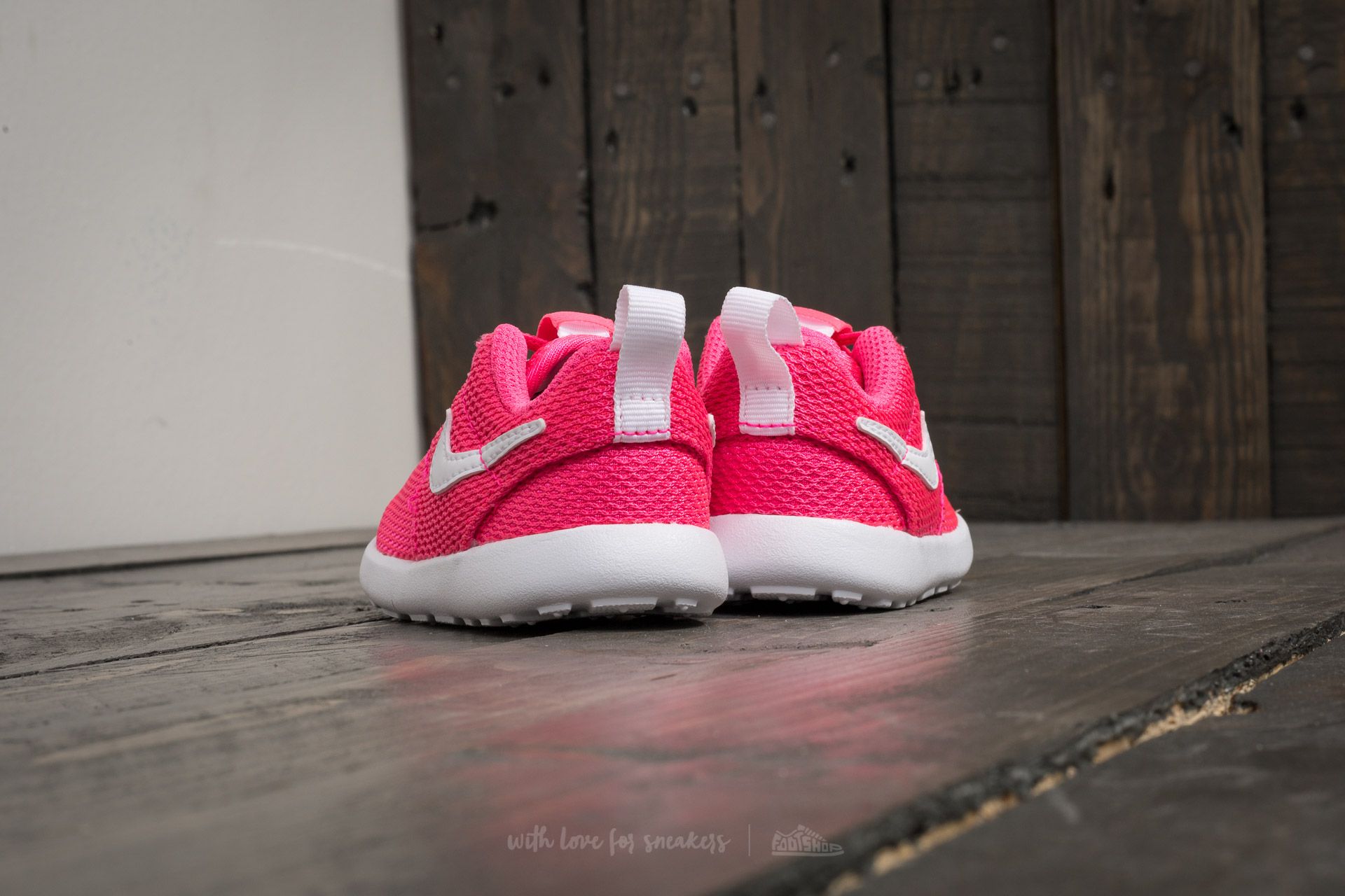 Nike roshe pink and white trainers top