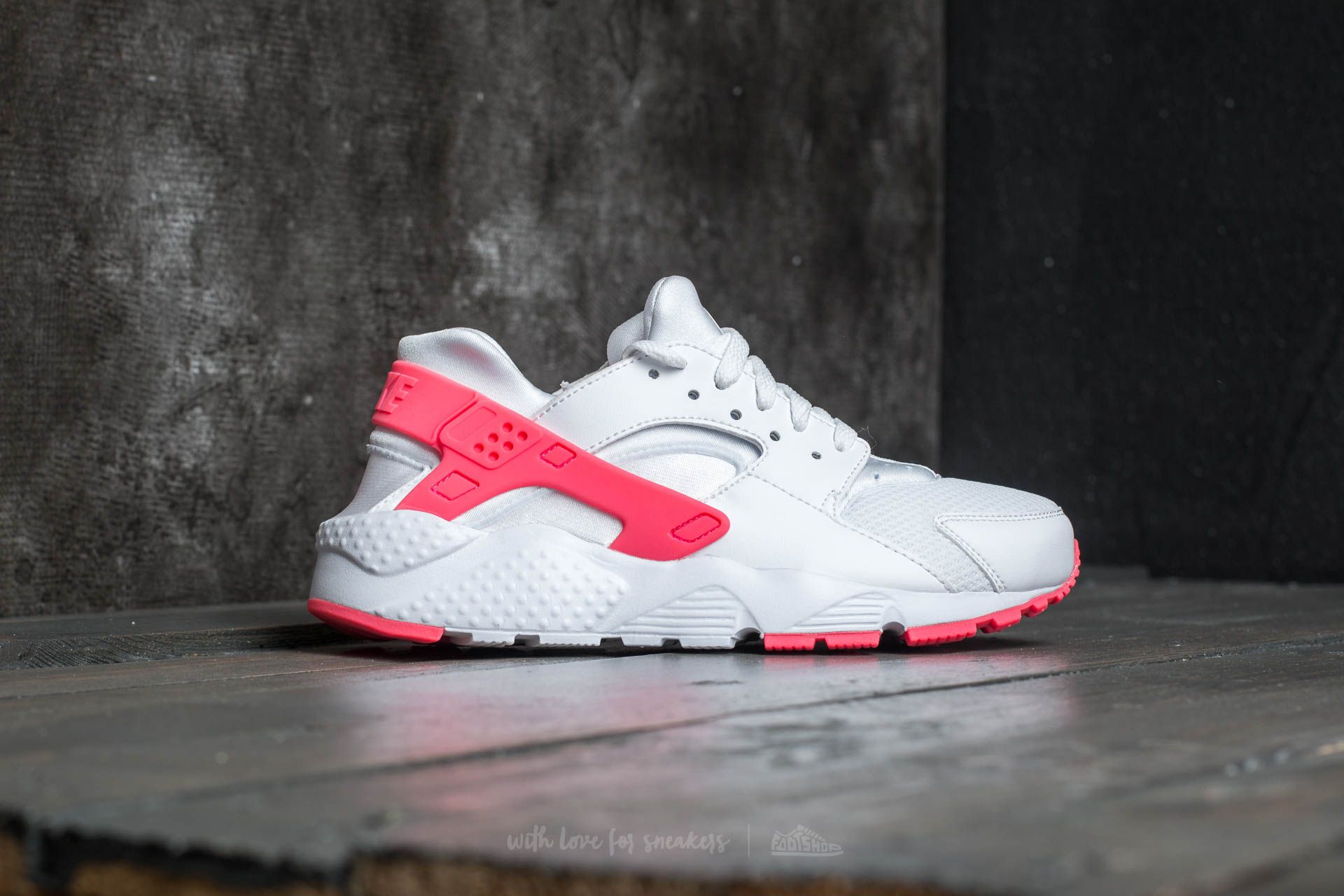 Nike huarache white pink online