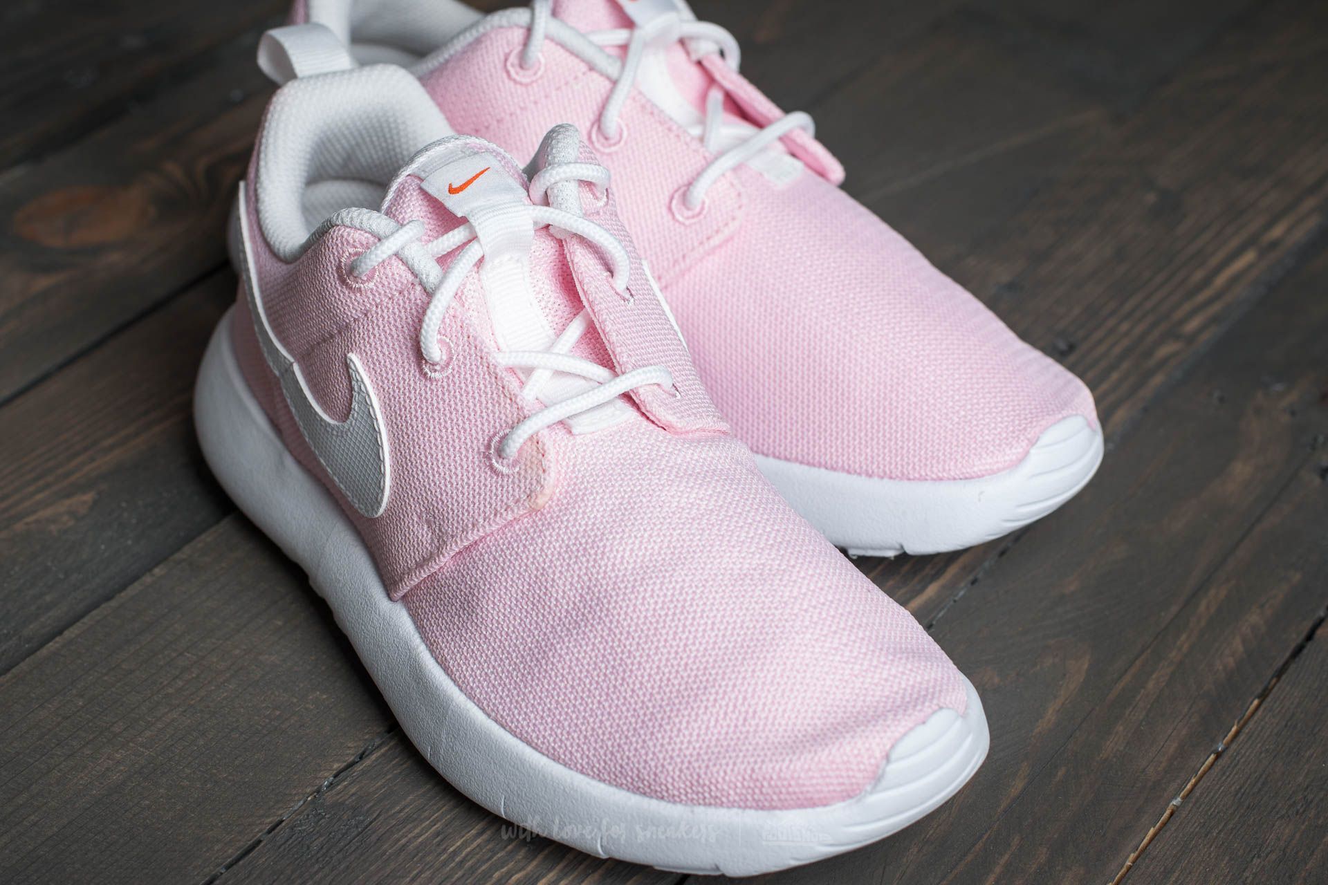 Light pink nike roshe hot sale