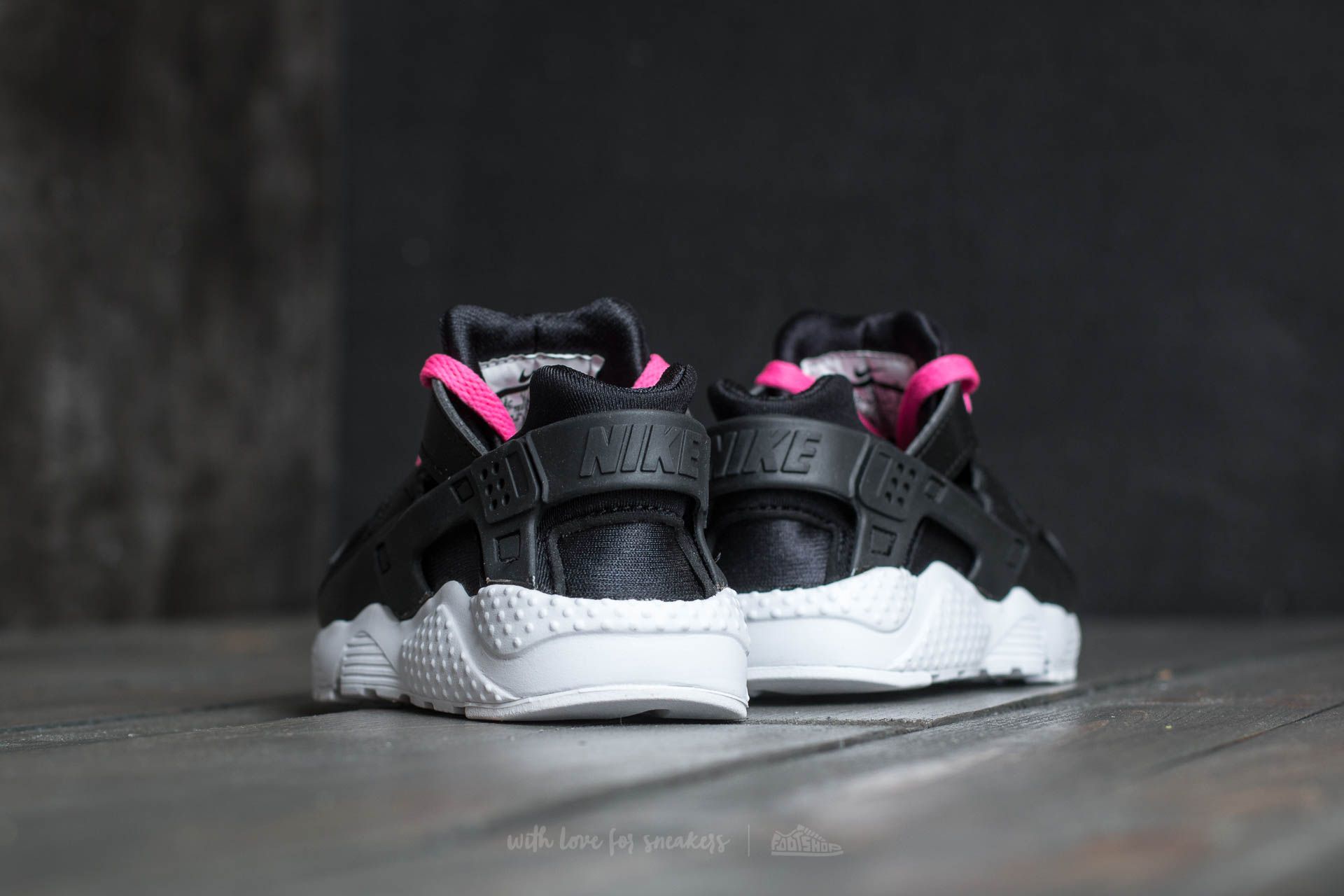 Kids sneakers and shoes Nike Huarache Run PS Black White Pink Blast Footshop