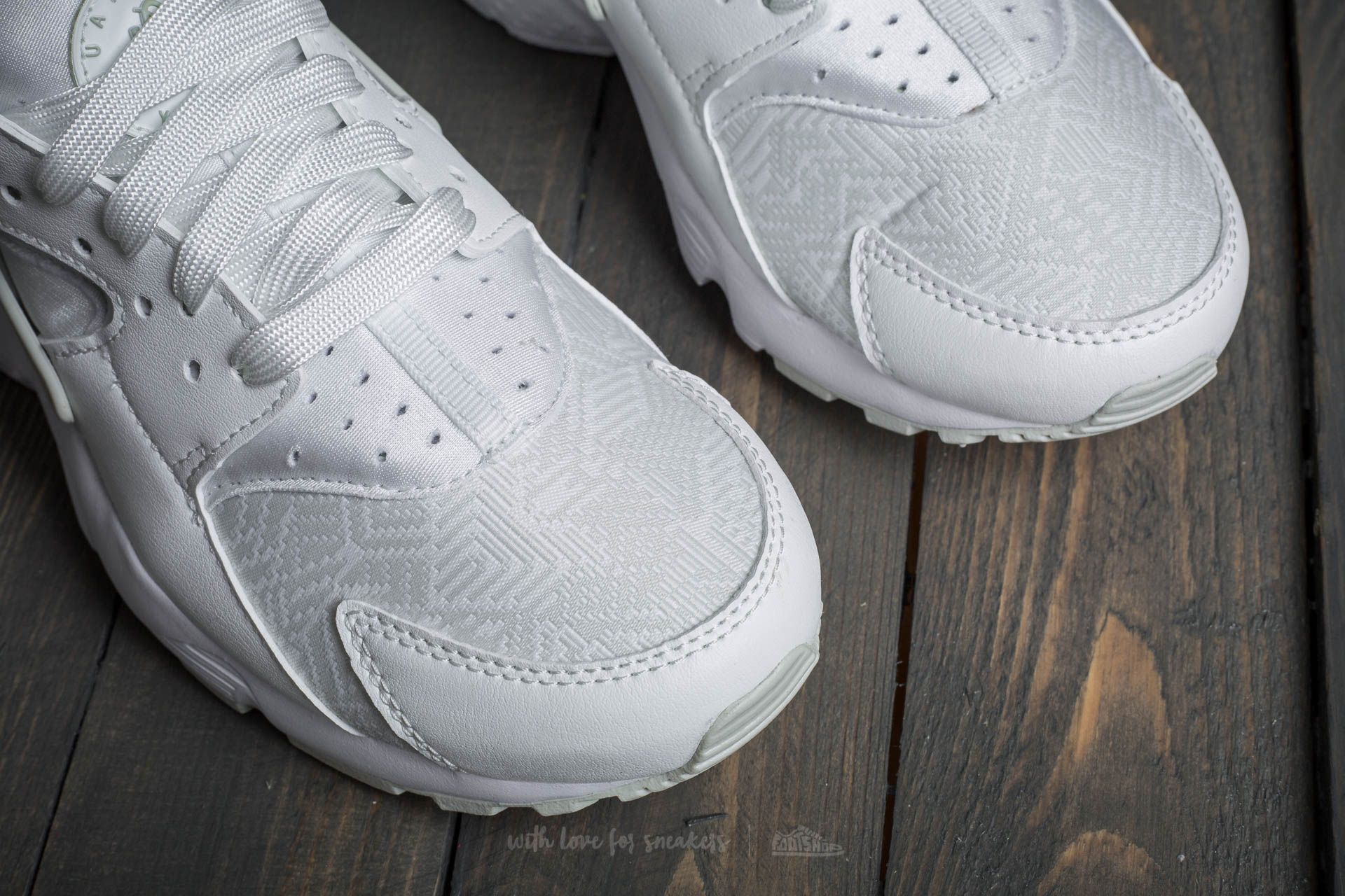 Women s shoes Nike Huarache Run SE GS Summit White Summit White