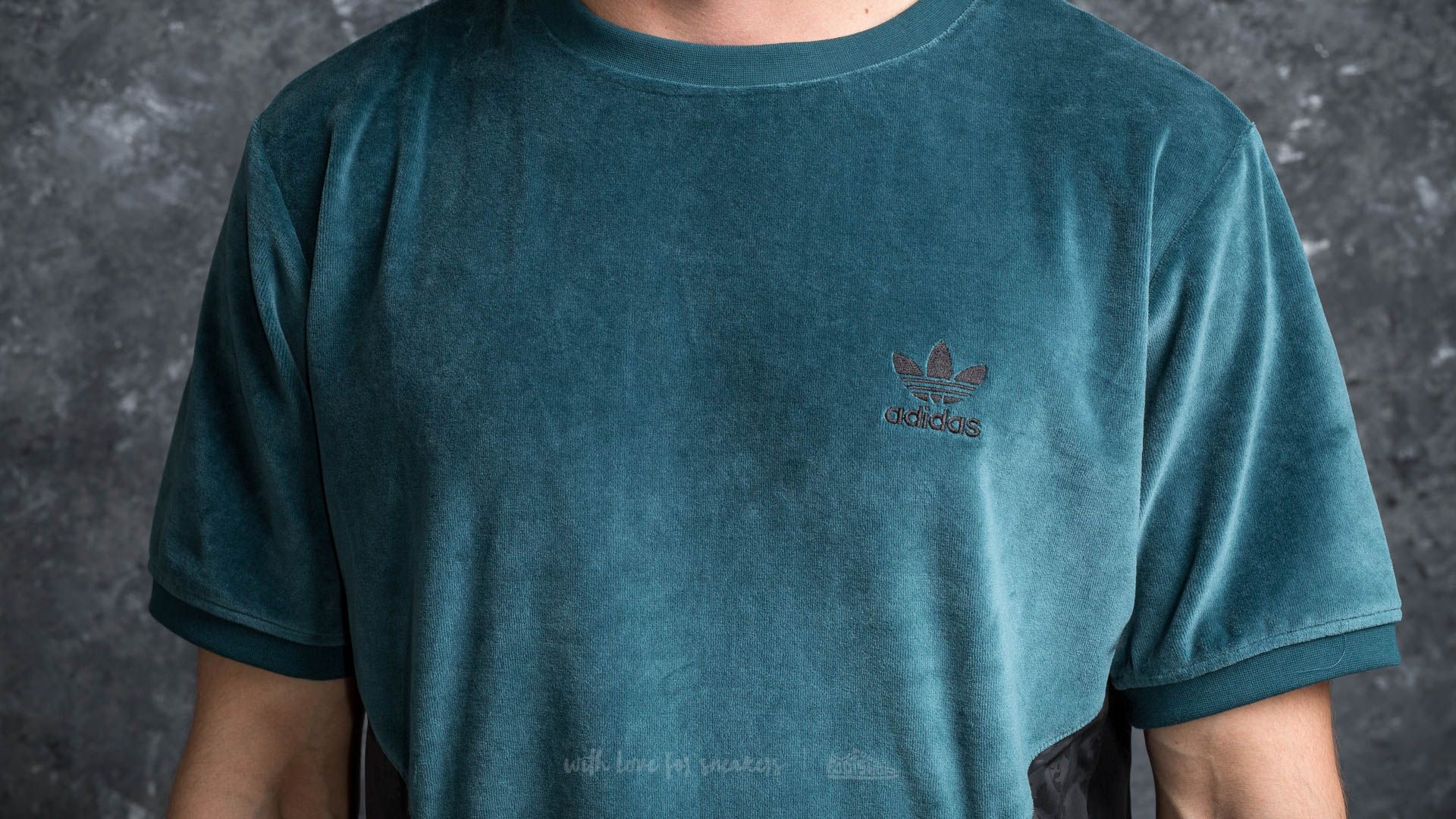 Hoodies and sweatshirts  adidas OB Shortsleeve Velvet Crew Virdia