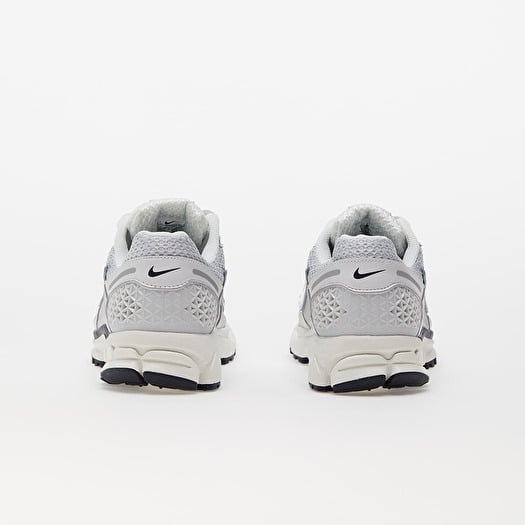 ★Nike★ Zoom Vomero 5 W Photon Dust Grid Iron Sail Chrome F Amazon.com | Nike Women's Zoom Vomero 5 Sneakers, Photon