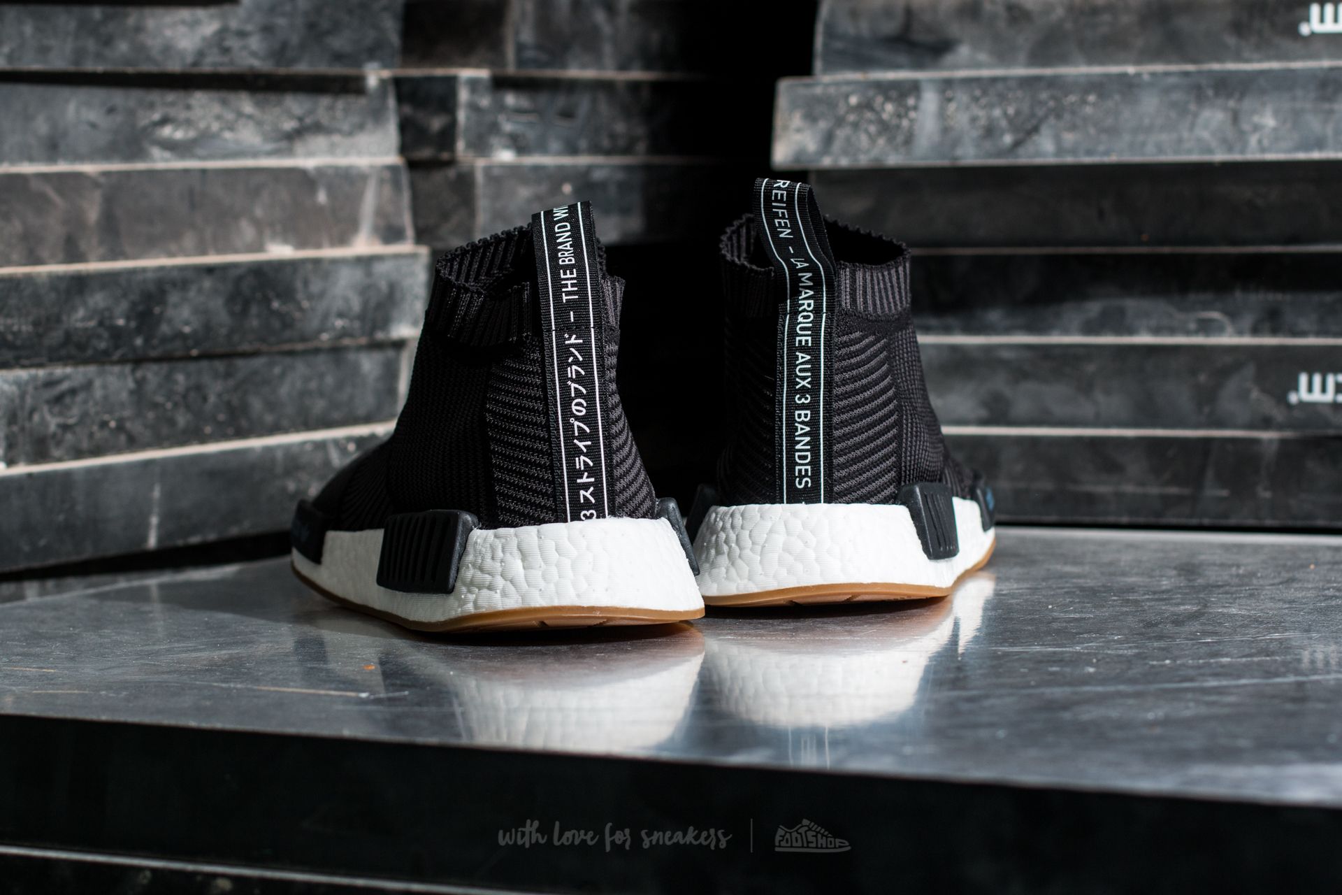 Nmd r1 primeknit hotsell black and white