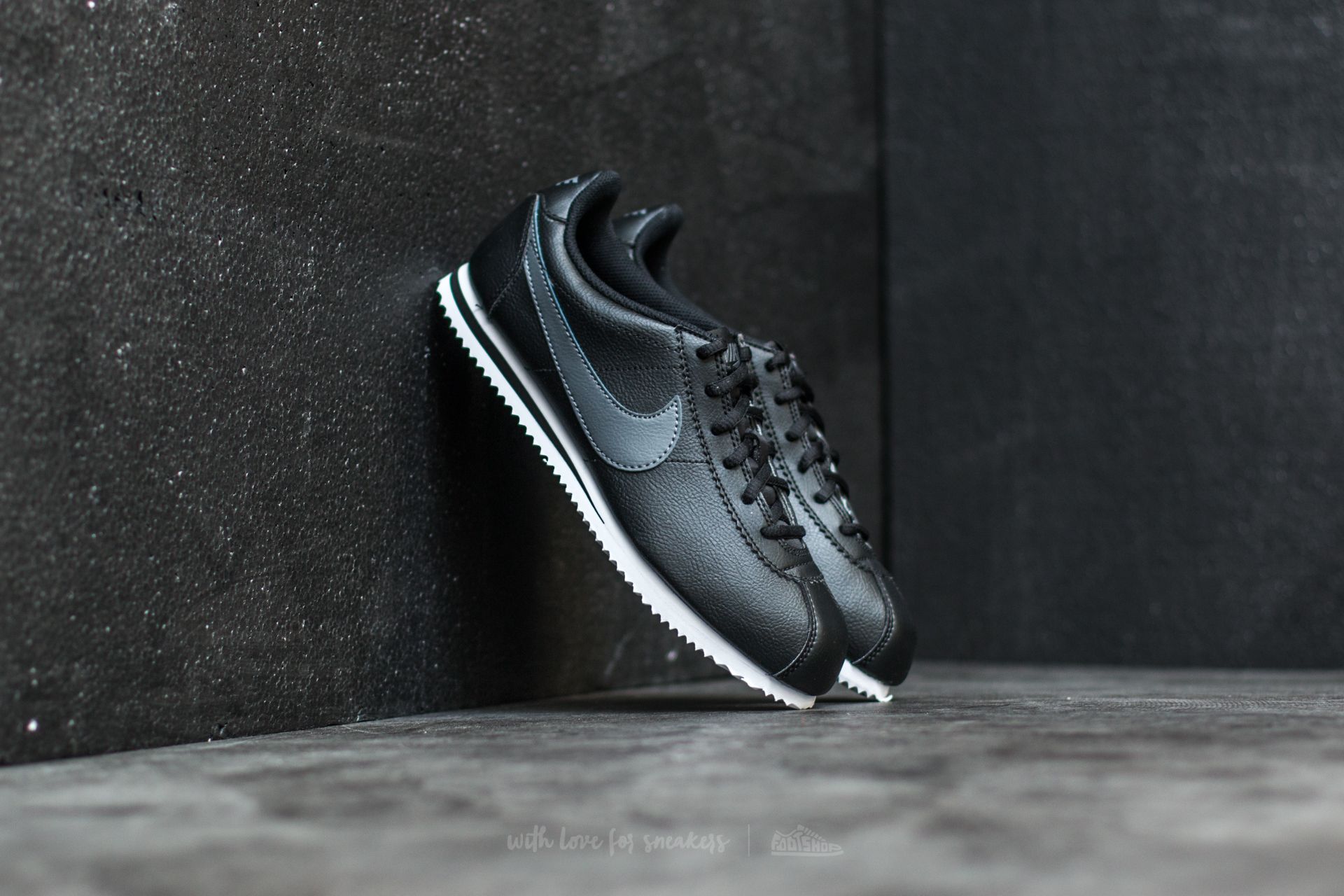 Dámske topánky a tenisky Nike Cortez (GS) Black/ Dark Grey-White