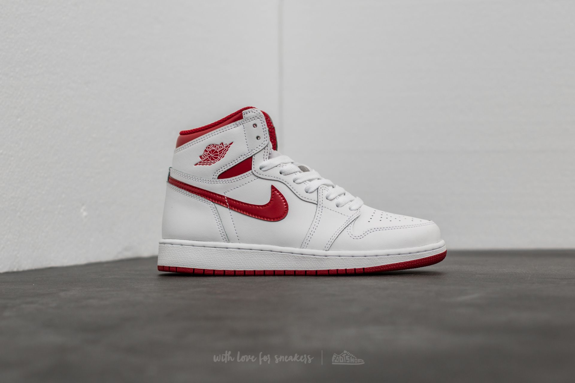 Naisten kengät Air Jordan 1 Retro High OG BG 'Metallic Red' White/ Varsity Red
