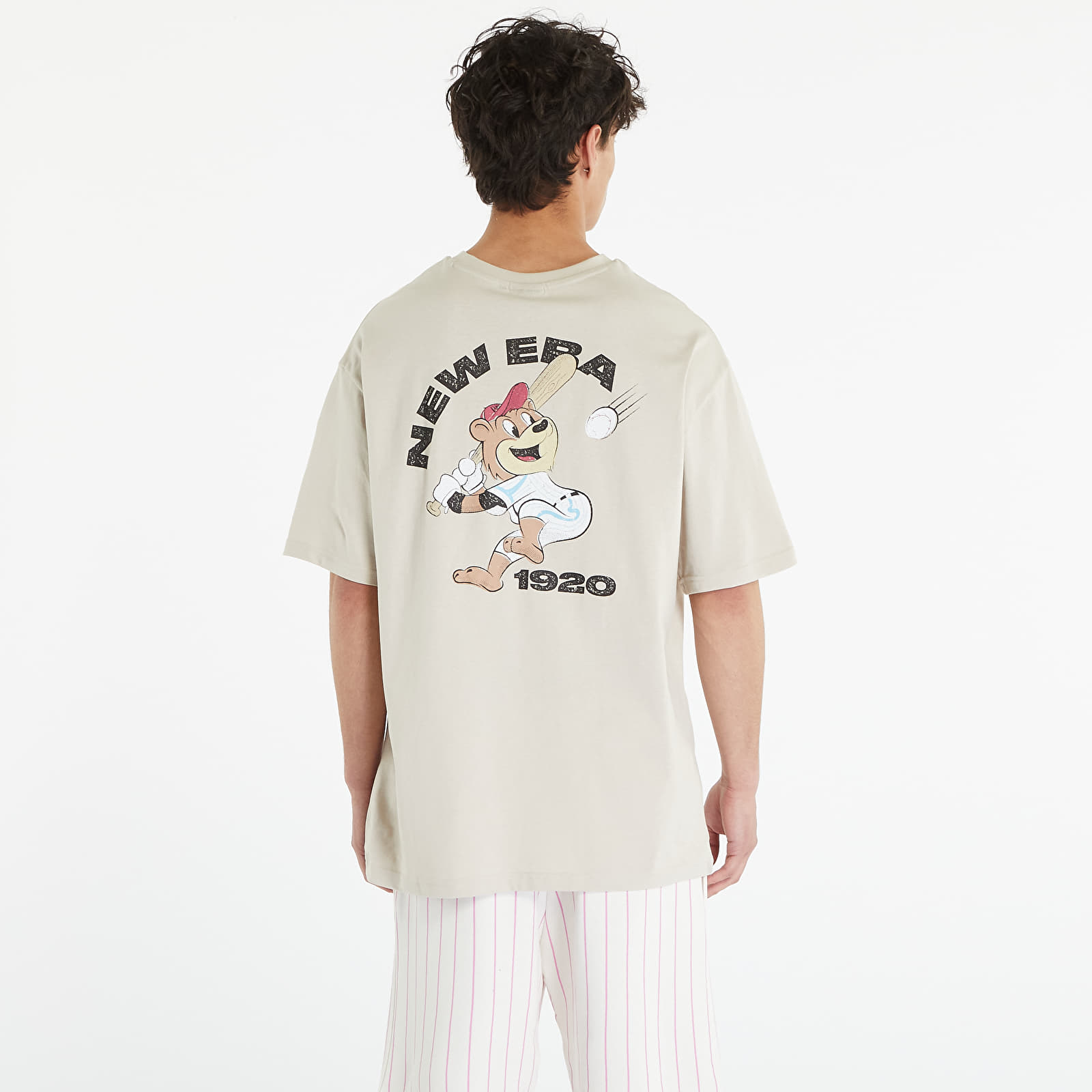 Tricouri  New Era Character Graphic Oversized Cream T-Shirt UNISEX Stone/ Black